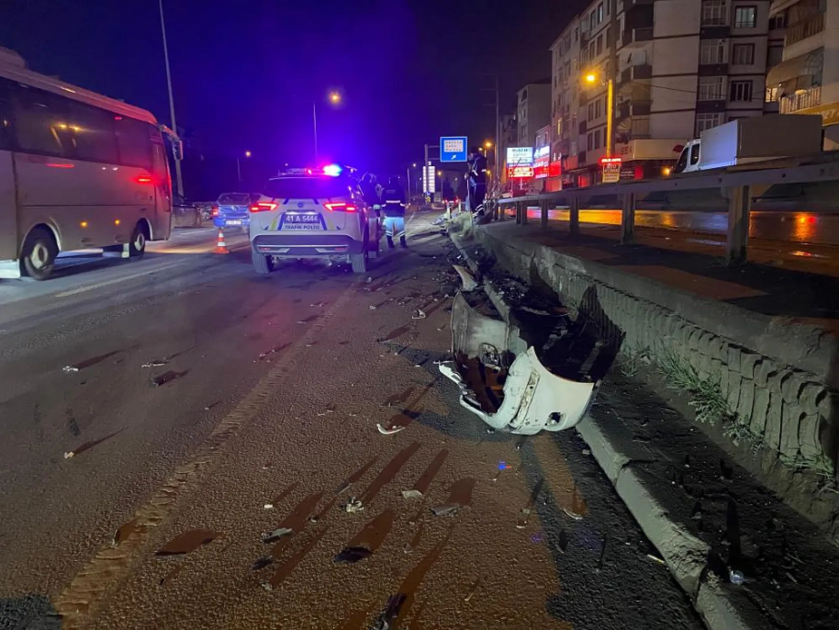 Otomobilin motoru yerinden koptu