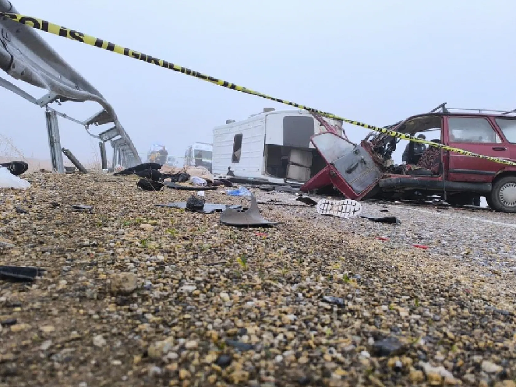 3 aracın karıştığı kazada 3 kişi öldü, 18 kişi yaralandı