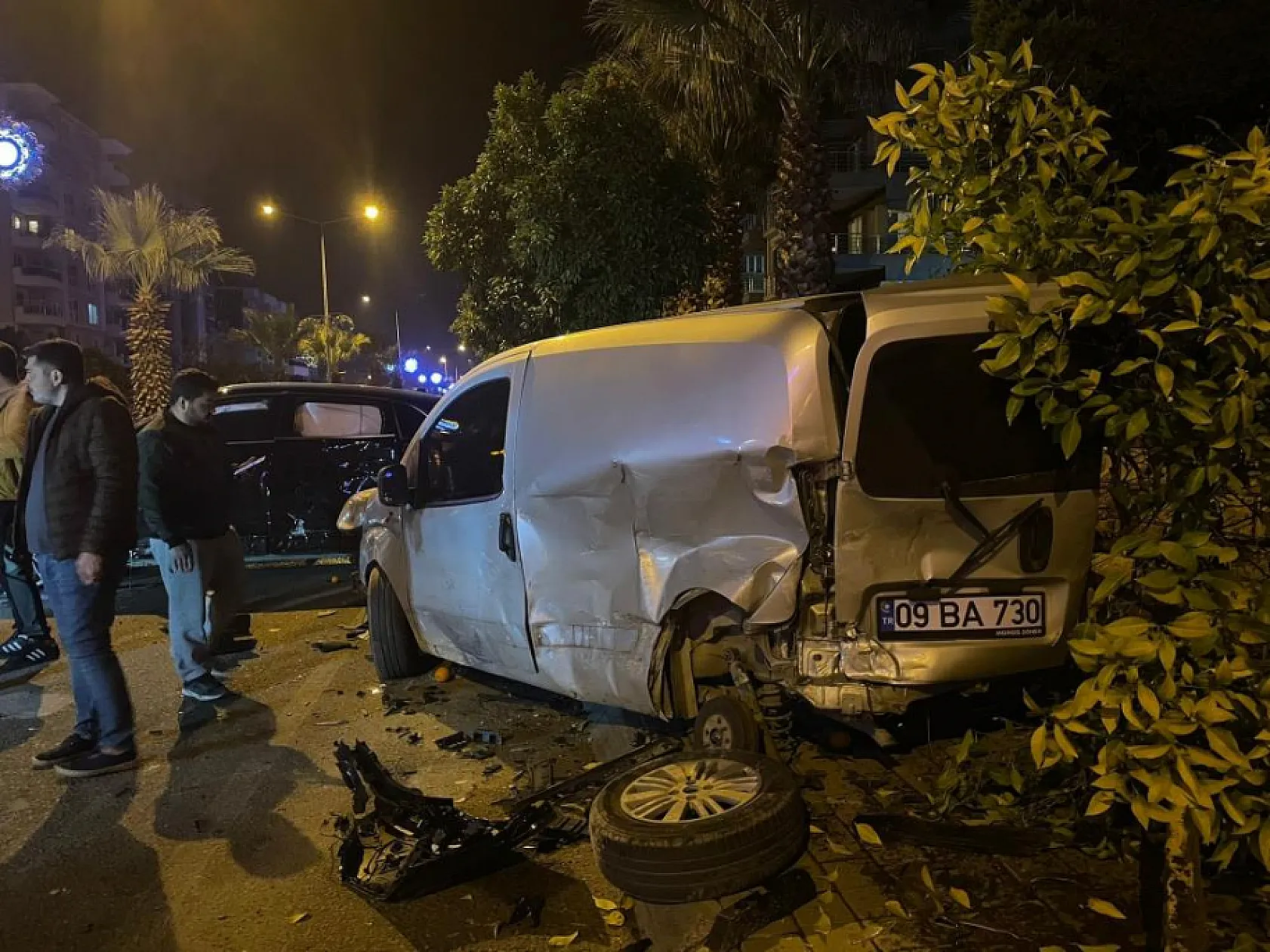 Seyir halindeyken bir başka araca çarpıp kaçtı, ortalık savaş alanına döndü