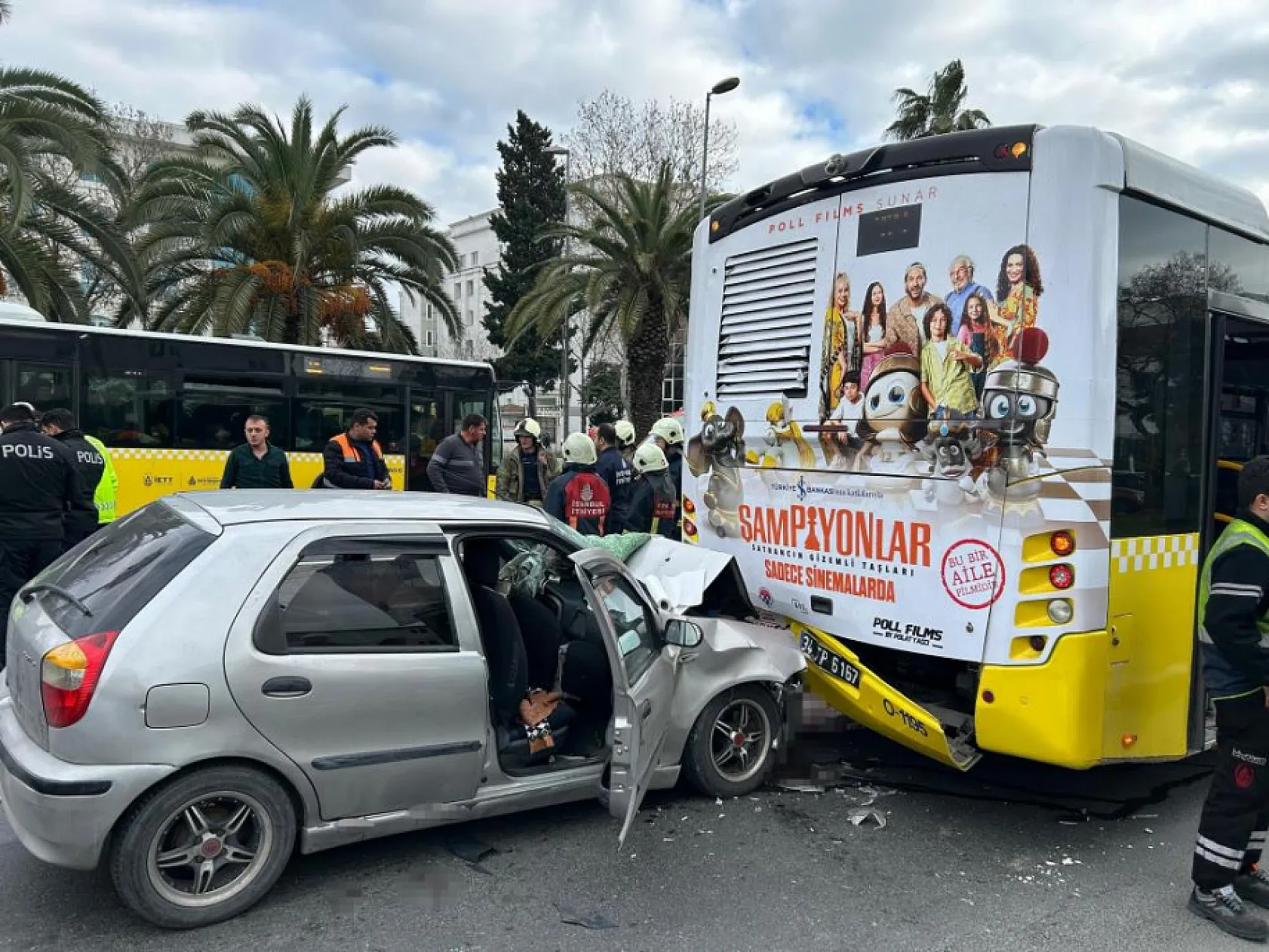 Kadın sürücü otobüse arkadan çarptı: Otomobildeki 3'ü çocuk 8 kişi yaralandı