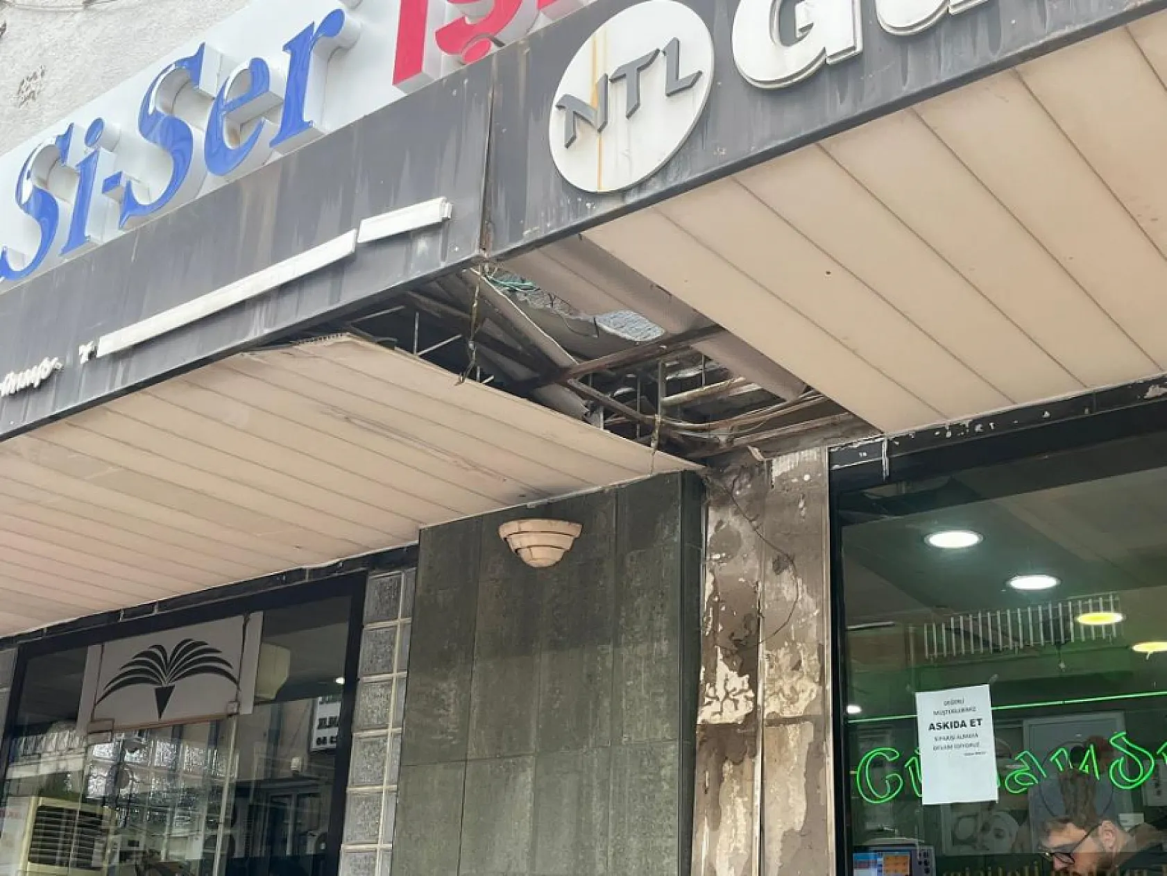 Klima motorunu değiştirirken beton zemine düştü