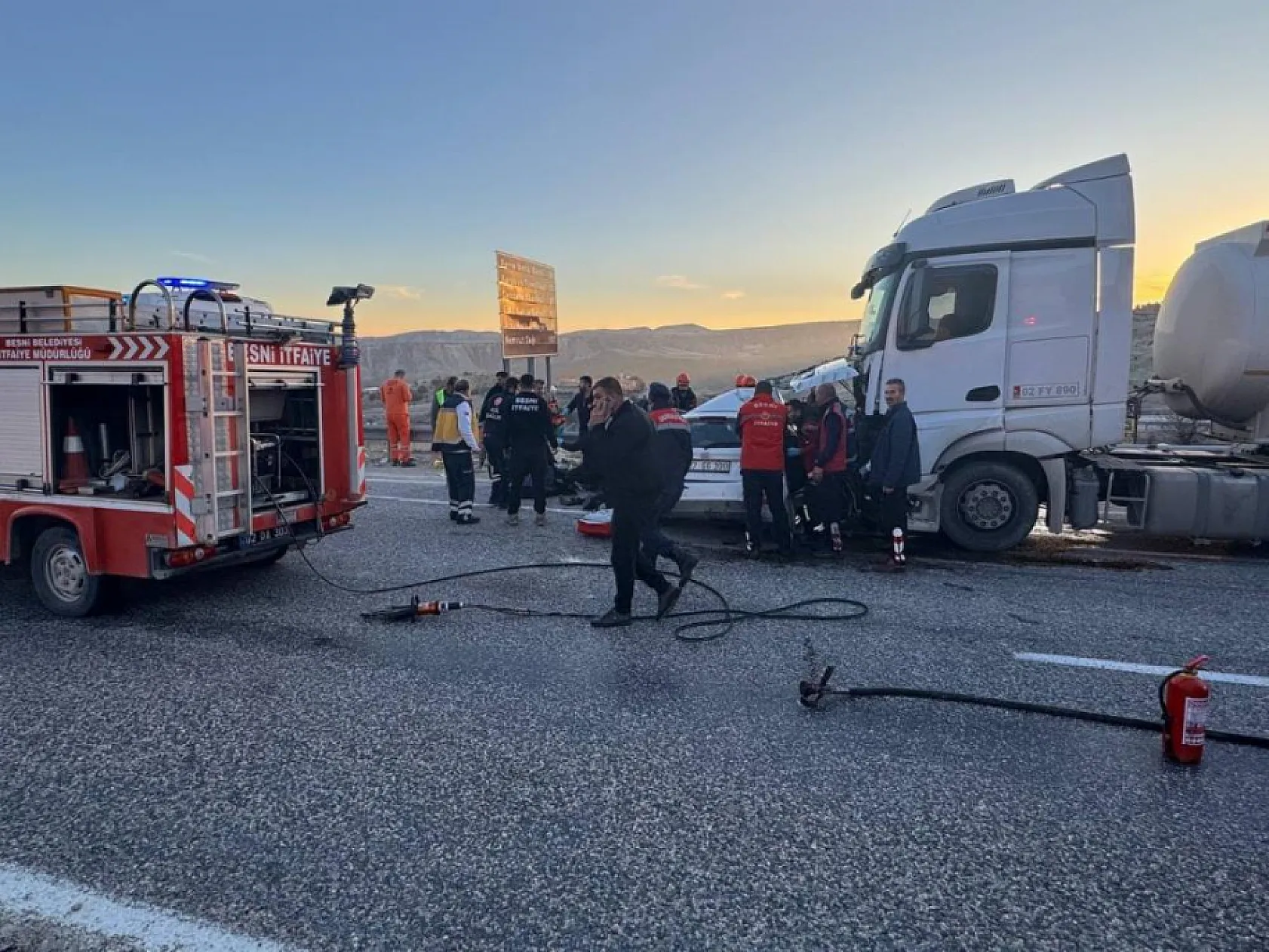 Otomobil ile yakıt tanker çarpıştı: 3 ölü, 4 yaralı