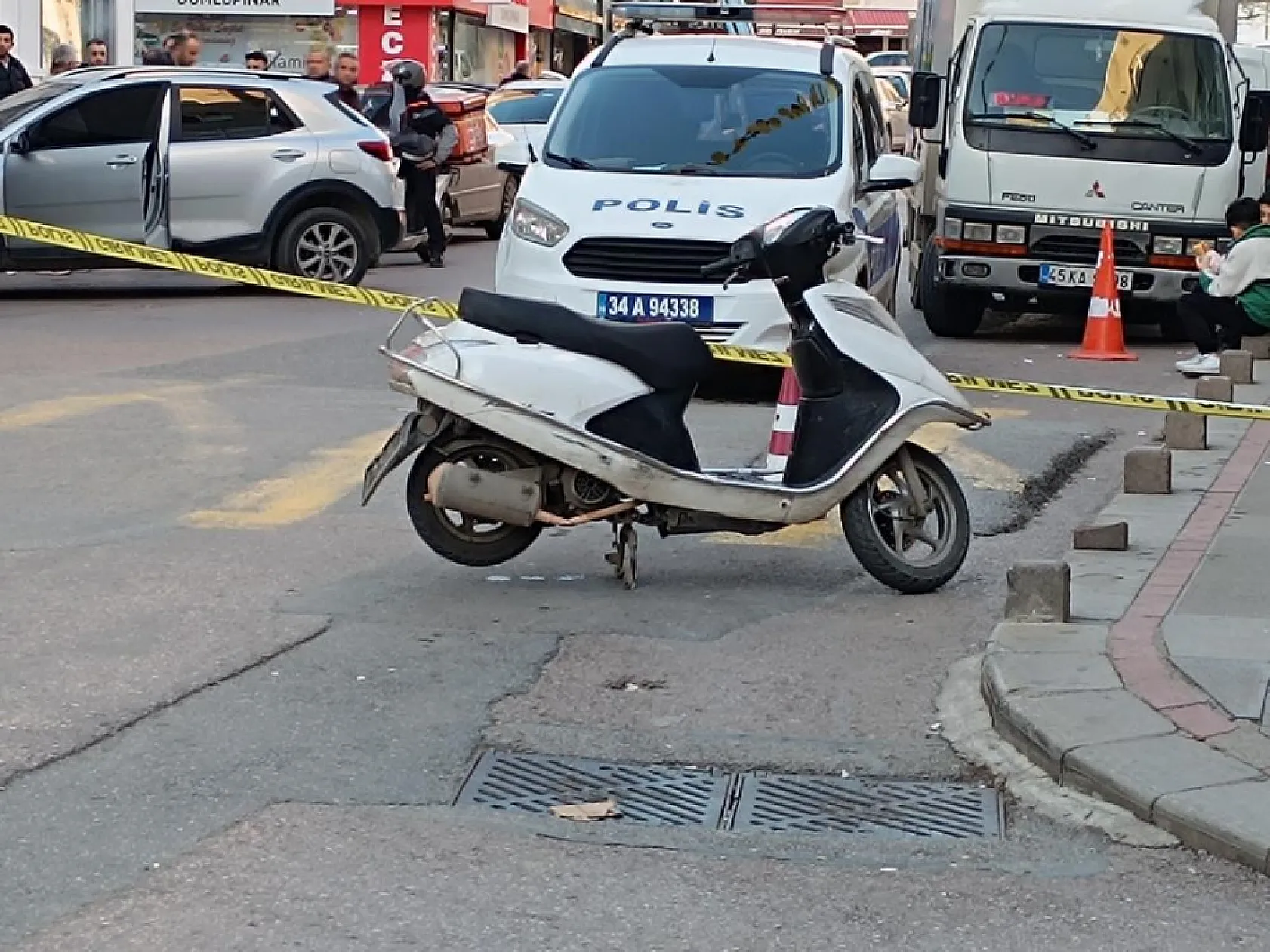 Magandanın böylesi görülmedi: Motosiklette hem kendini hem arkadaşını vurdu