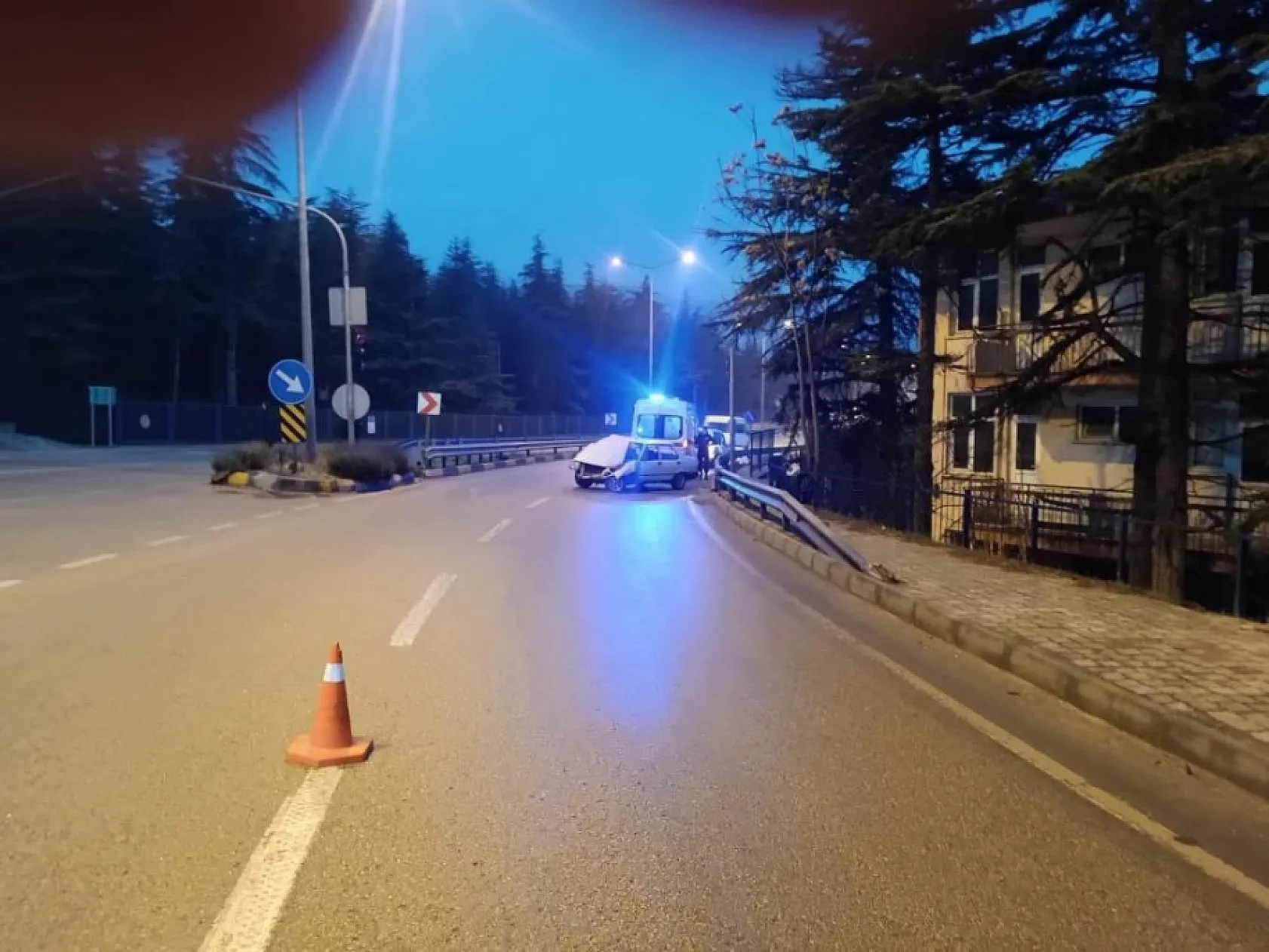 Yoğun sis ve buzlanma nedeniyle kontrolden çıkan otomobil bariyerlere çarptı: 2 yaralı