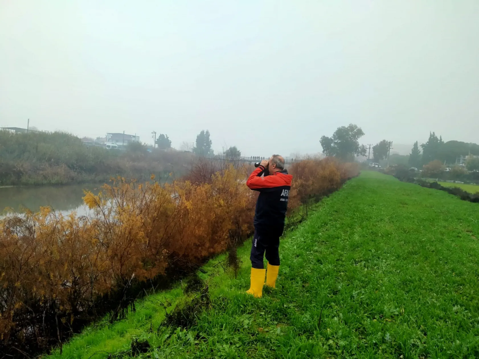 Menderes Nehri'ne düşen kişiyi bulmak için ekipler seferber oldu