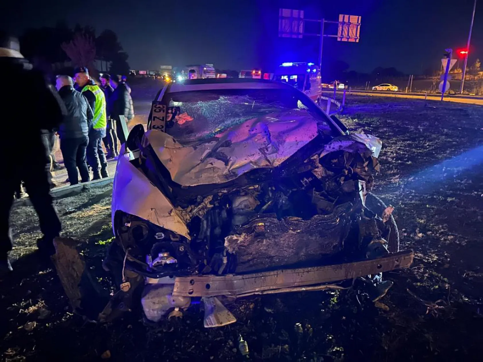 Otomobil ile işçi servisi çarpıştı: 1'i ağır, 28 yaralı