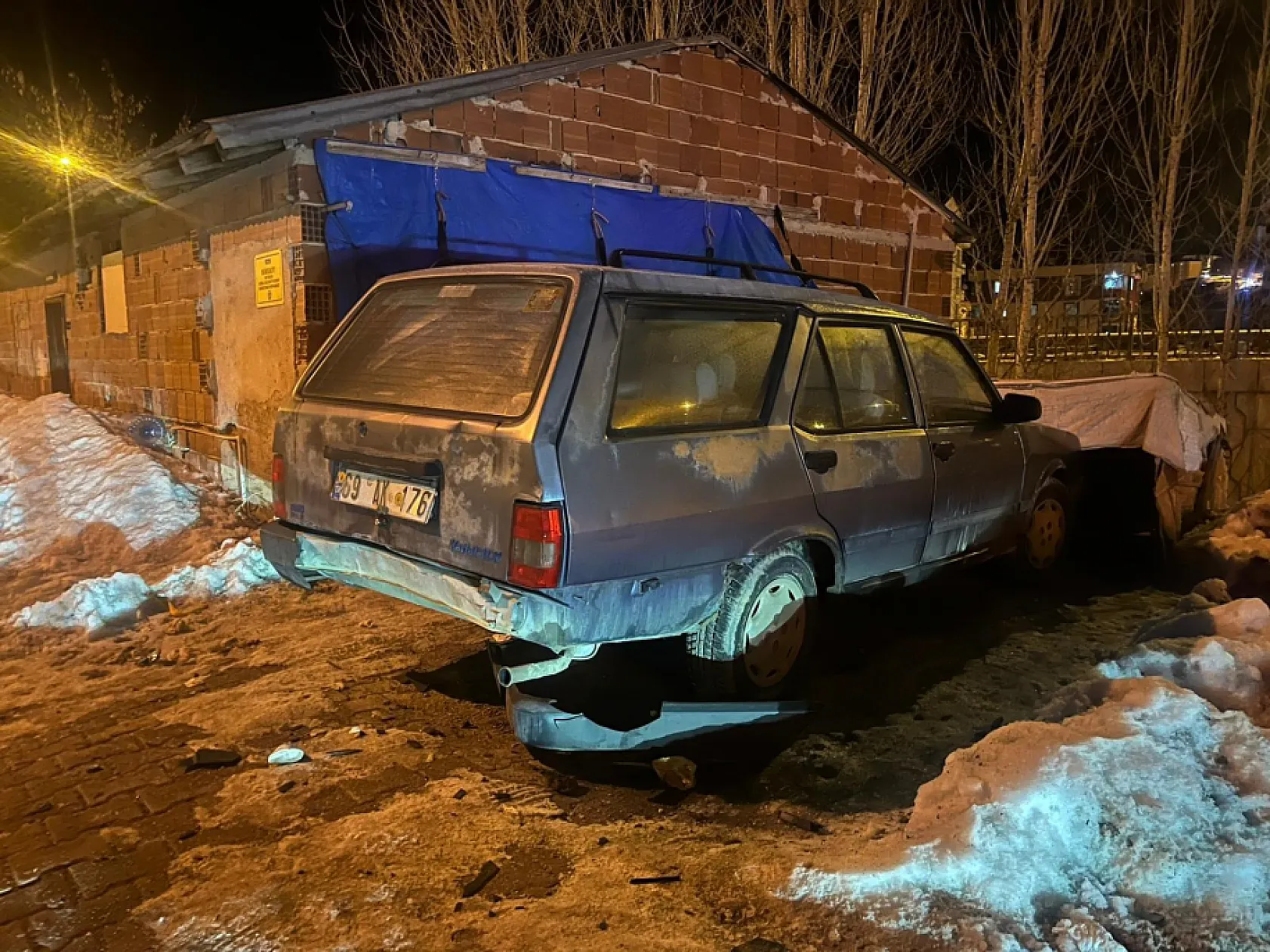Kontrolden çıkan otomobil 3 araca çarparak durabildi