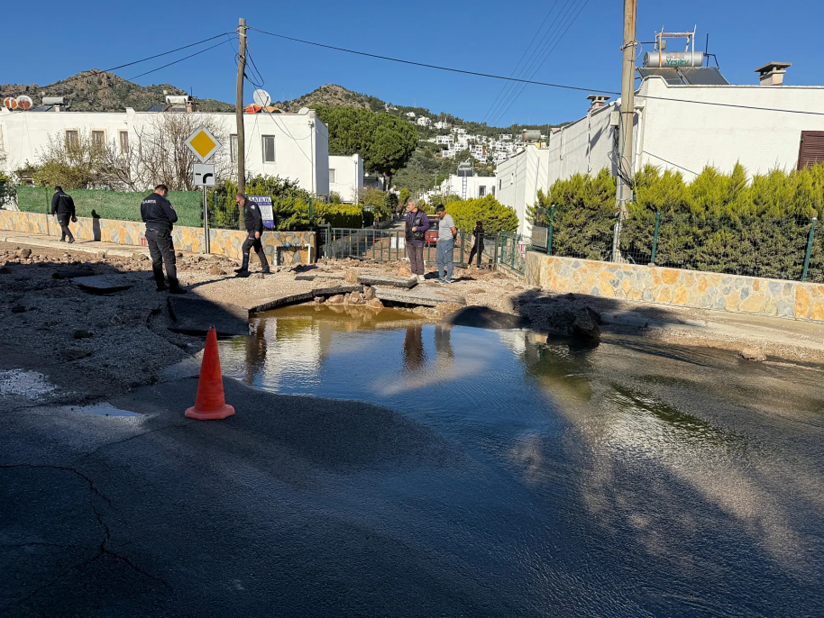 Bodrum'da ana su hattı bomba gibi patladı