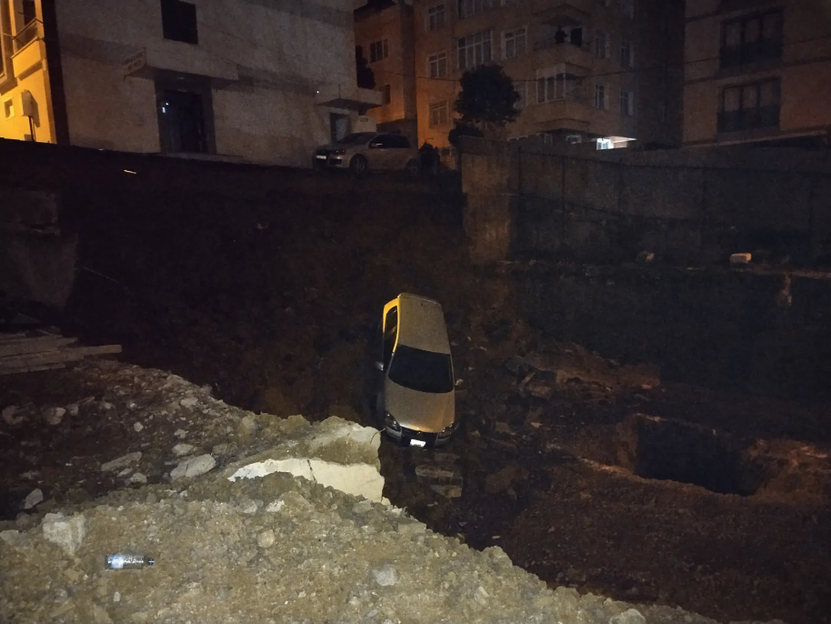 Toprak kayması nedeniyle otomobil inşaat temeline düştü