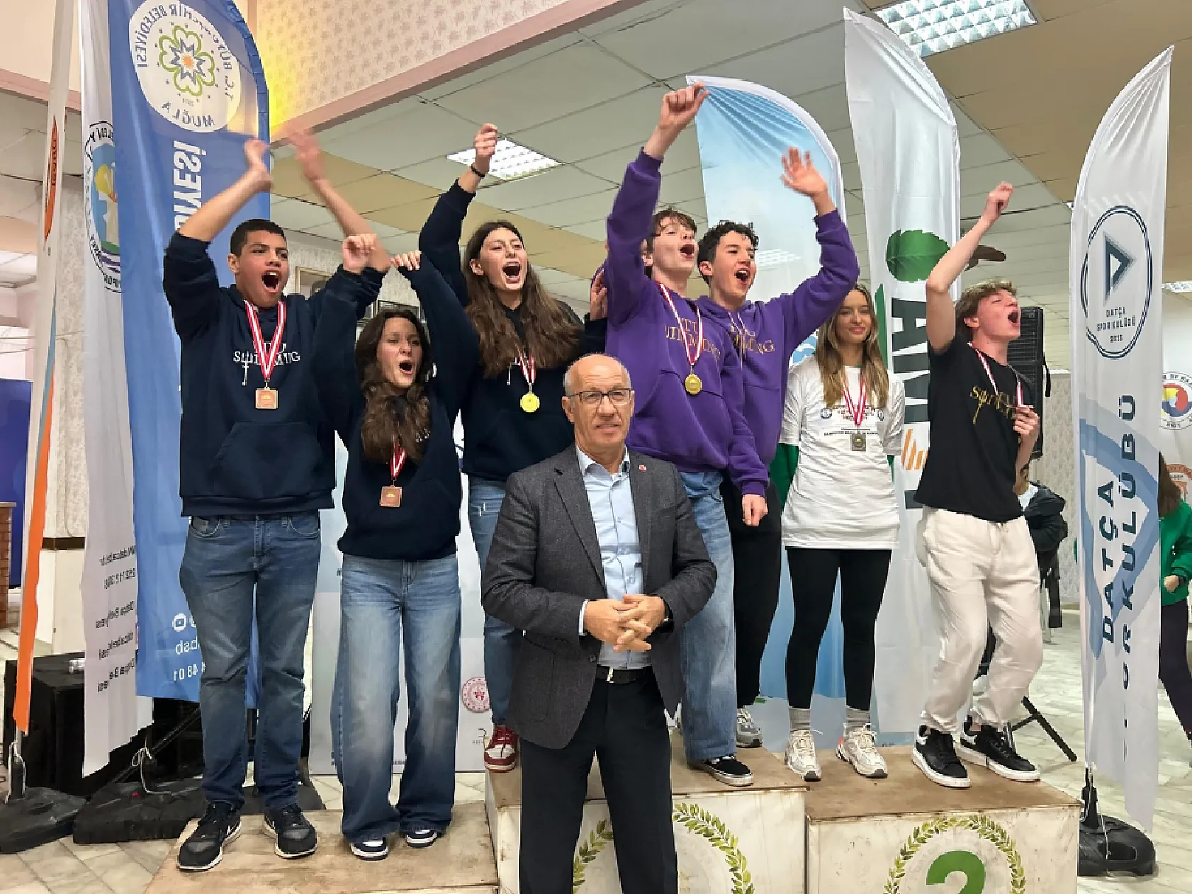 Datça'da 19. Açık Kış Yüzme Maratonu'nda dereceye girenler ödüllendirildi