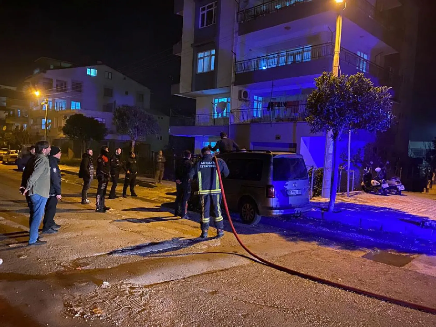 Motorunu bağlattıran babasına kızıp, kendini ve aracı yakmak istedi