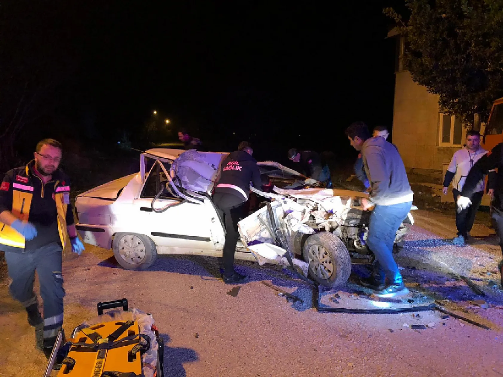 Park halindeki kamyona çarpıp hurdaya dönen otomobilde yaralanan sürücüyü itfaiye kurtardı