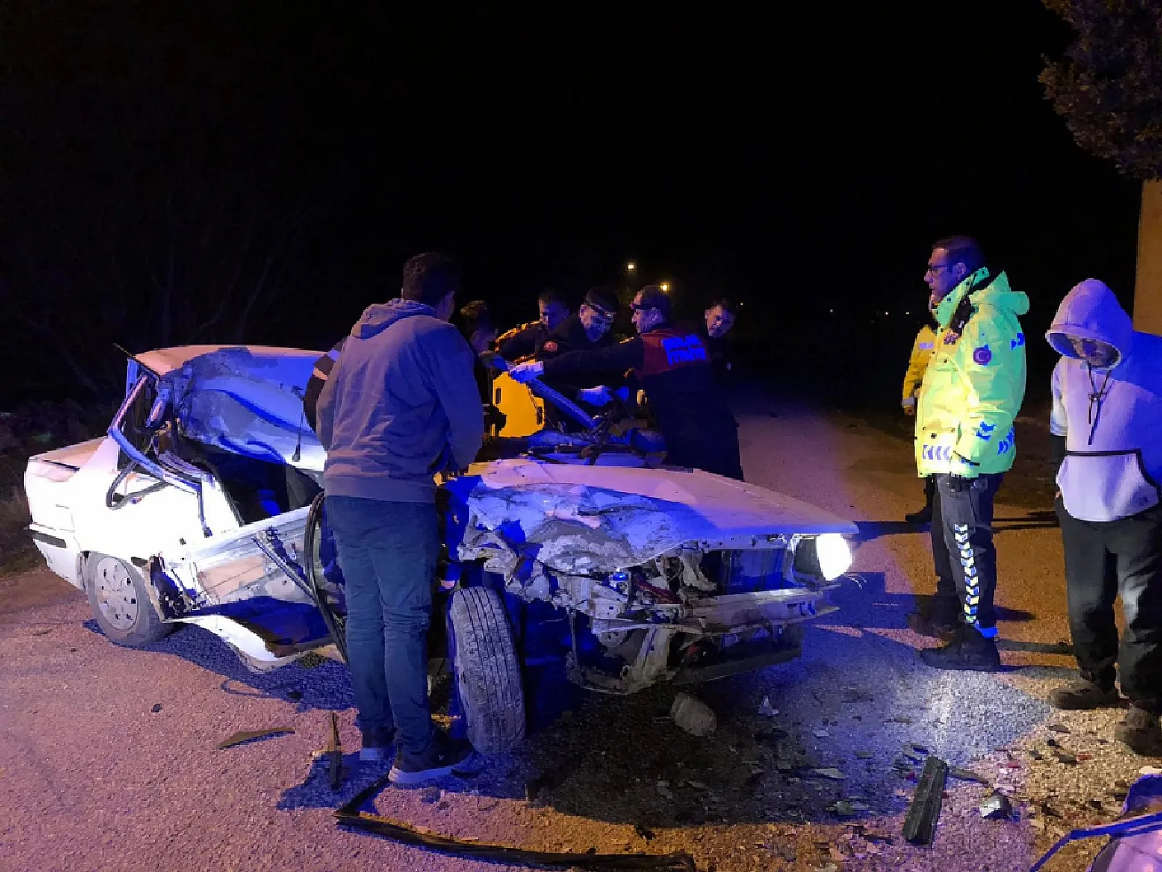 Park halindeki kamyona çarpıp hurdaya dönen otomobilde yaralanan sürücüyü itfaiye kurtardı