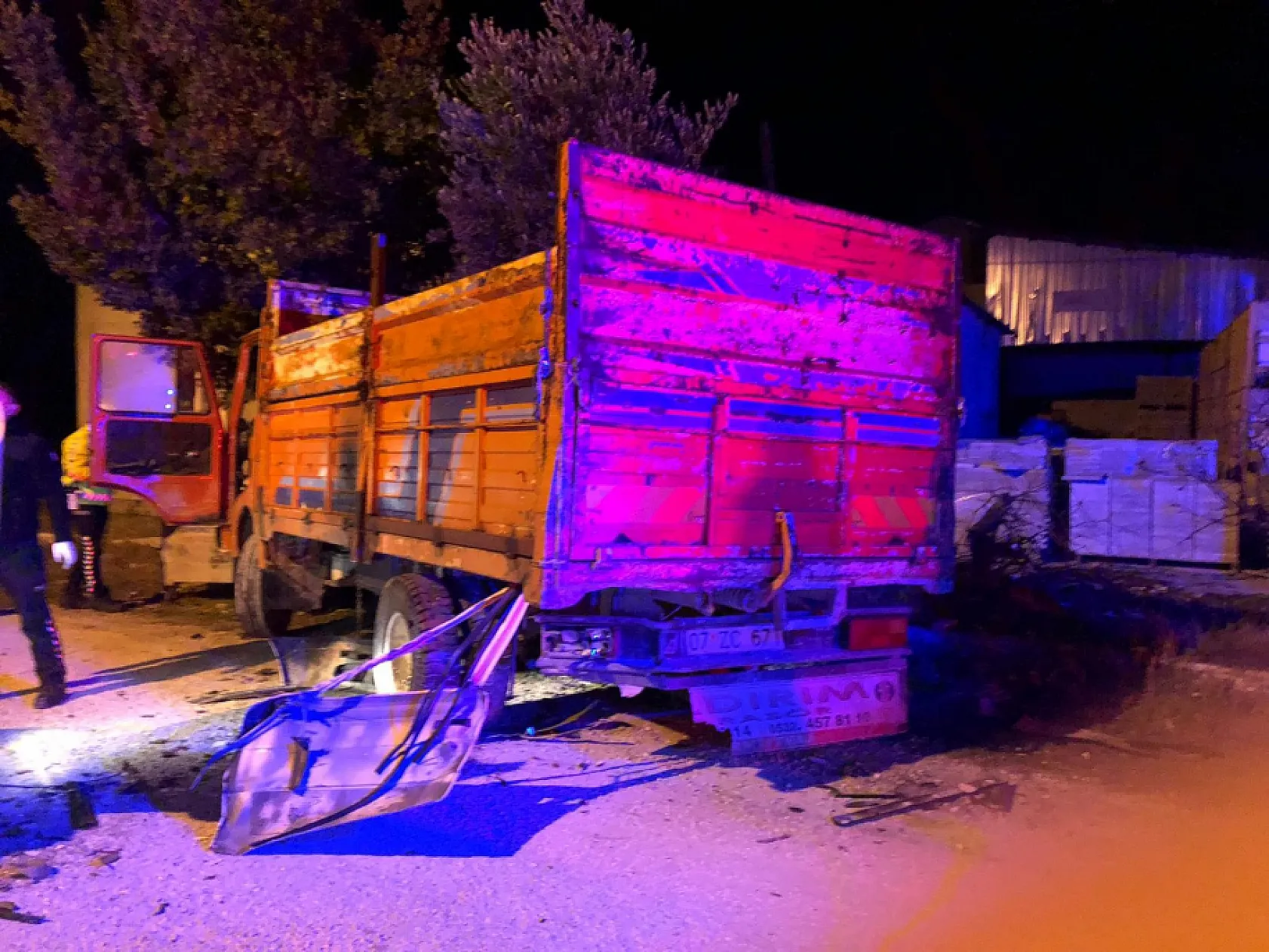 Park halindeki kamyona çarpıp hurdaya dönen otomobilde yaralanan sürücüyü itfaiye kurtardı