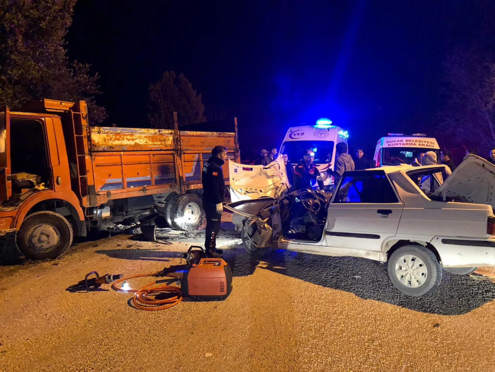 Park halindeki kamyona çarpıp hurdaya dönen otomobilde yaralanan sürücüyü itfaiye kurtardı