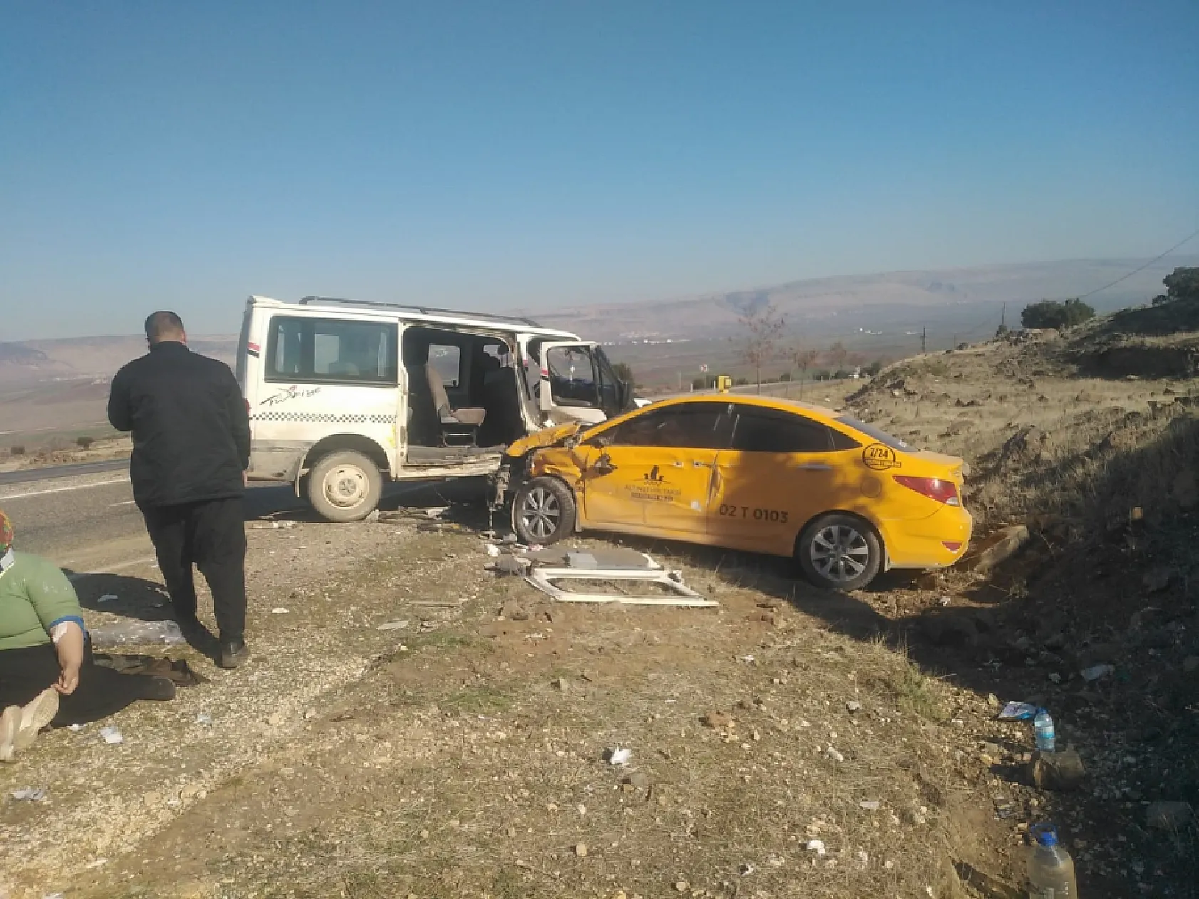 Hafif ticari araç ile ticari taksi çarpıştı: 7 yaralı