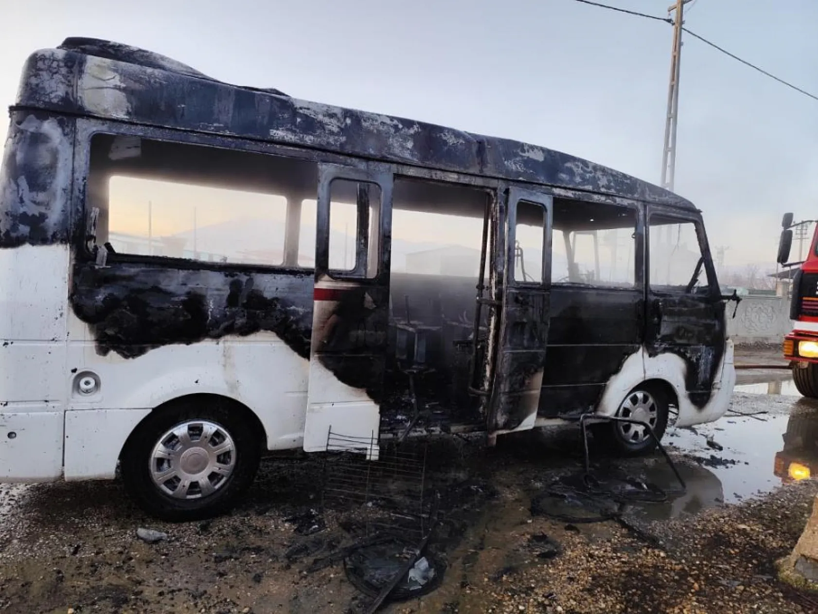 Öğrenci servisinde korku dolu anlar! Araç seyir halindeyken alev aldı