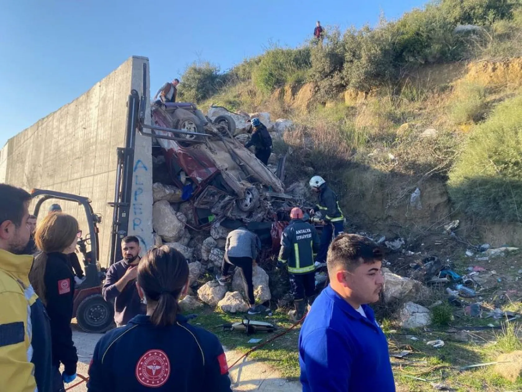 İstinat duvarına çarpan Tofaş hurdaya döndü, araçta sıkışan genç güçlükle kurtarıldı