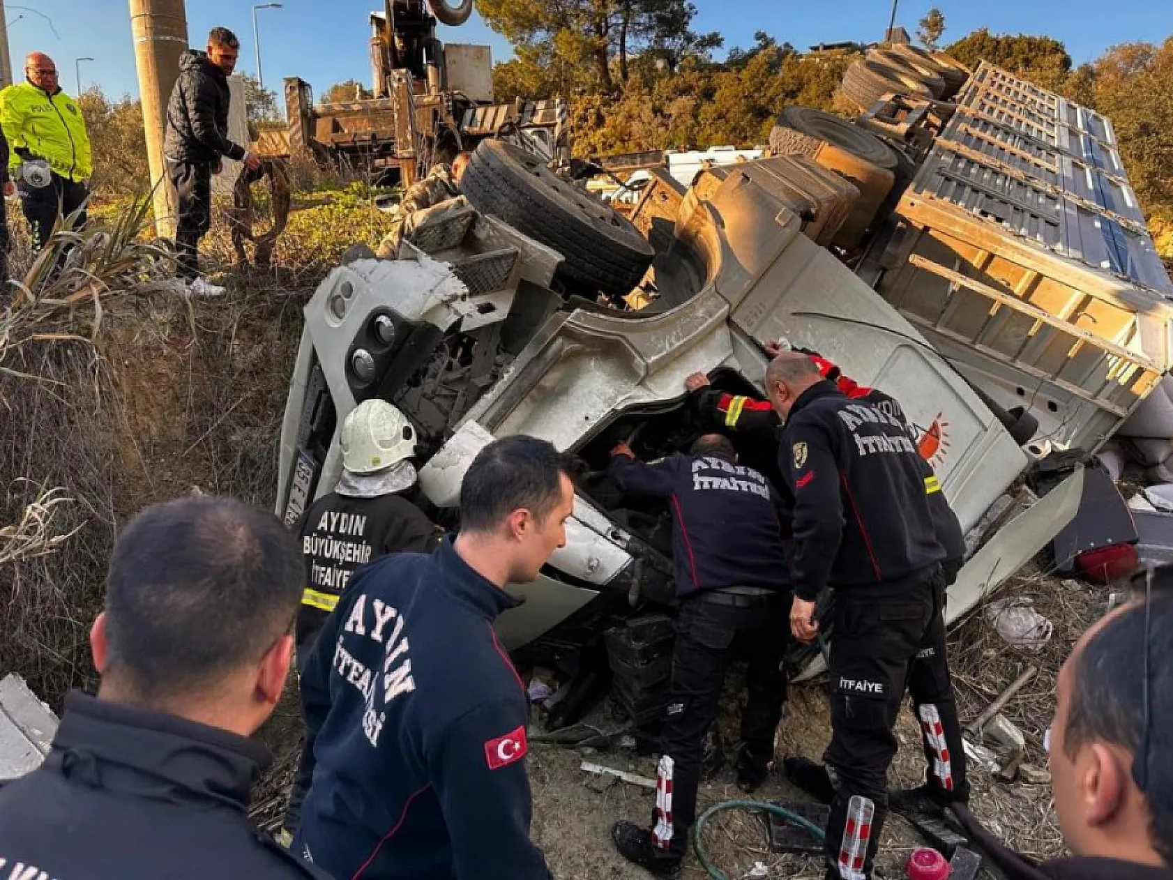 Kuşadası'nda virajı alamayan tır tarlaya uçtu: 1 ölü, 3 yaralı
