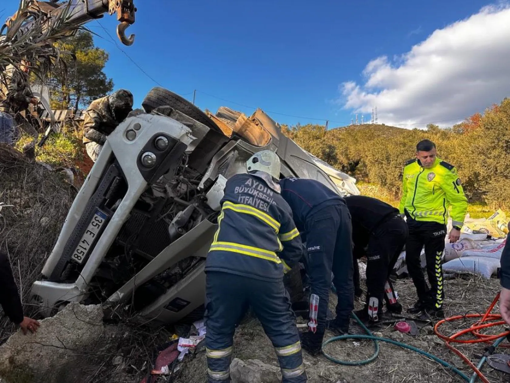 Kuşadası'nda virajı alamayan tır tarlaya uçtu: 1 ölü, 3 yaralı