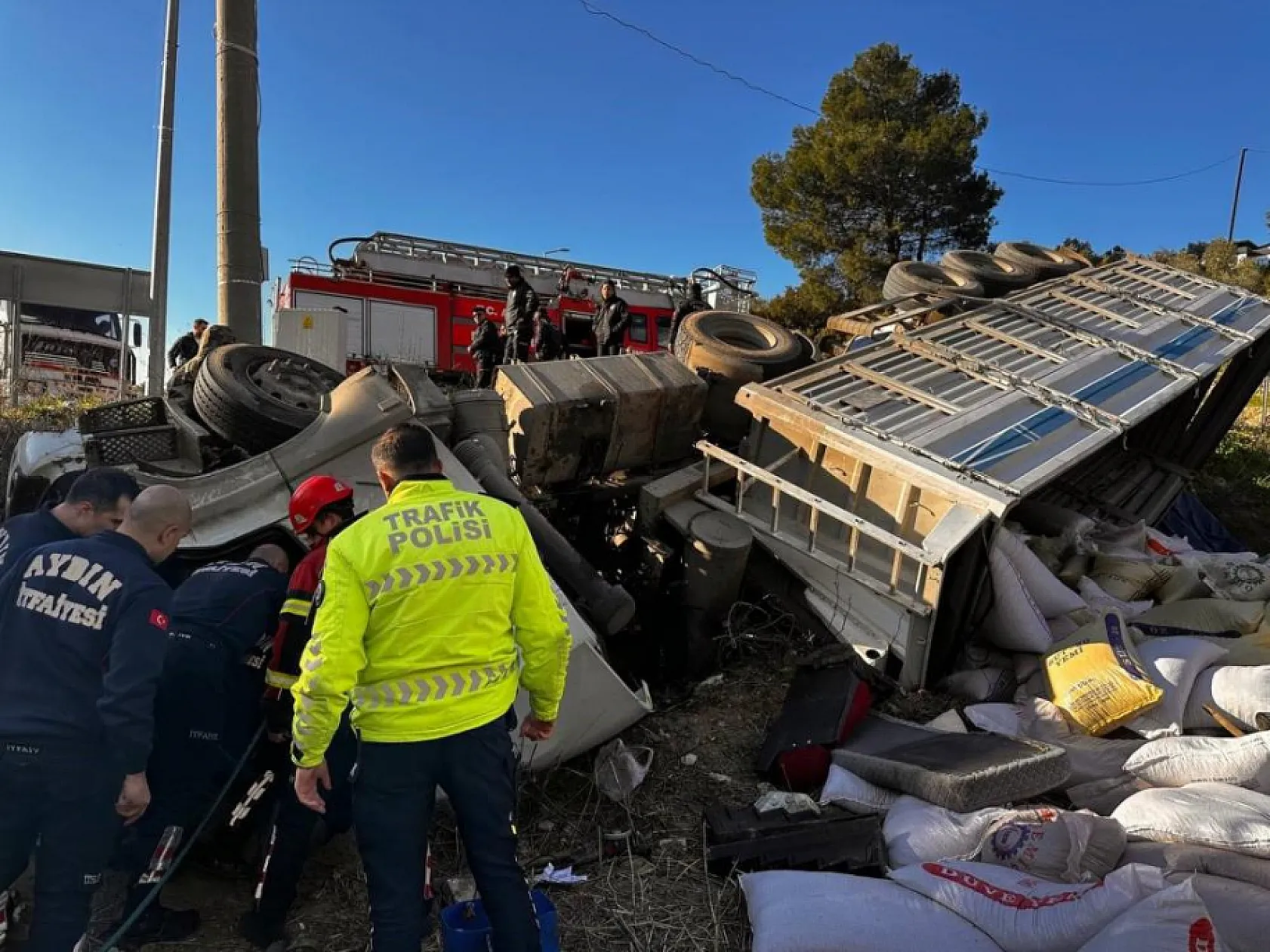 Kuşadası'nda virajı alamayan tır tarlaya uçtu: 1 ölü, 3 yaralı