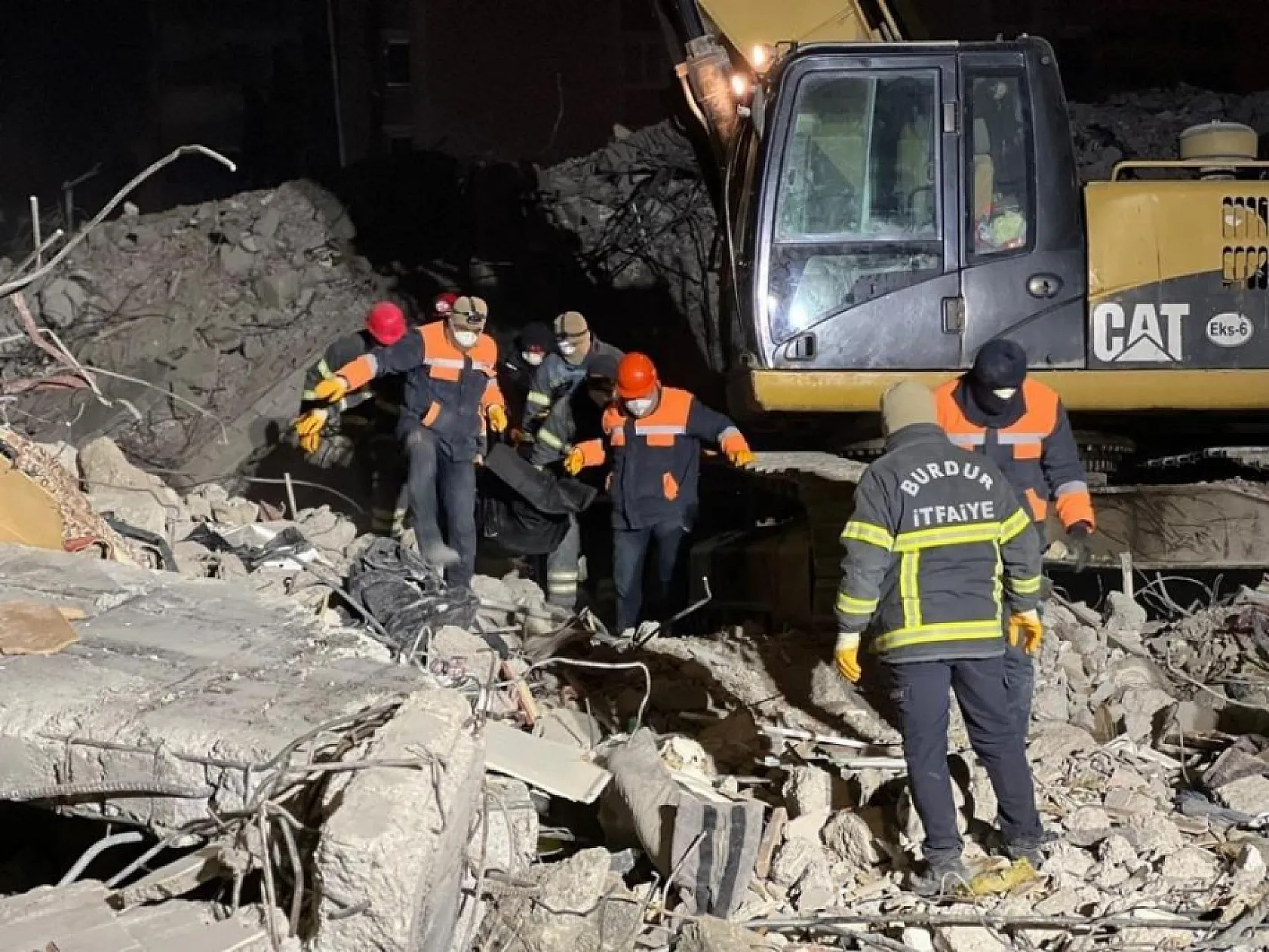 Depremin simgelerinden Ebrar Sitesi kahramanları depremin ikinci yılında şehitleri sirenlerle andı