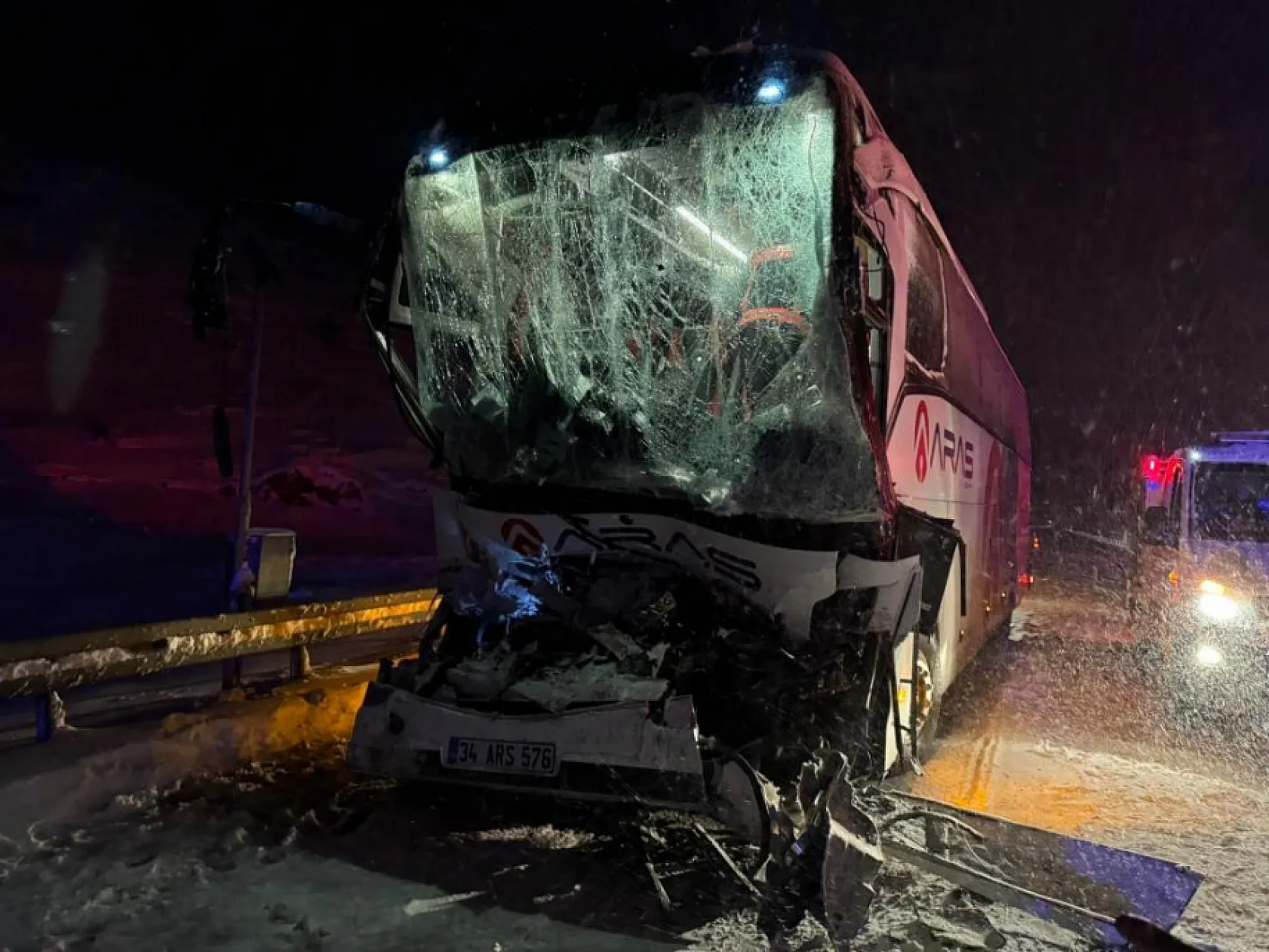 Sivas'ta yolcu otobüsü kazası: 1 ölü, 12 yaralı