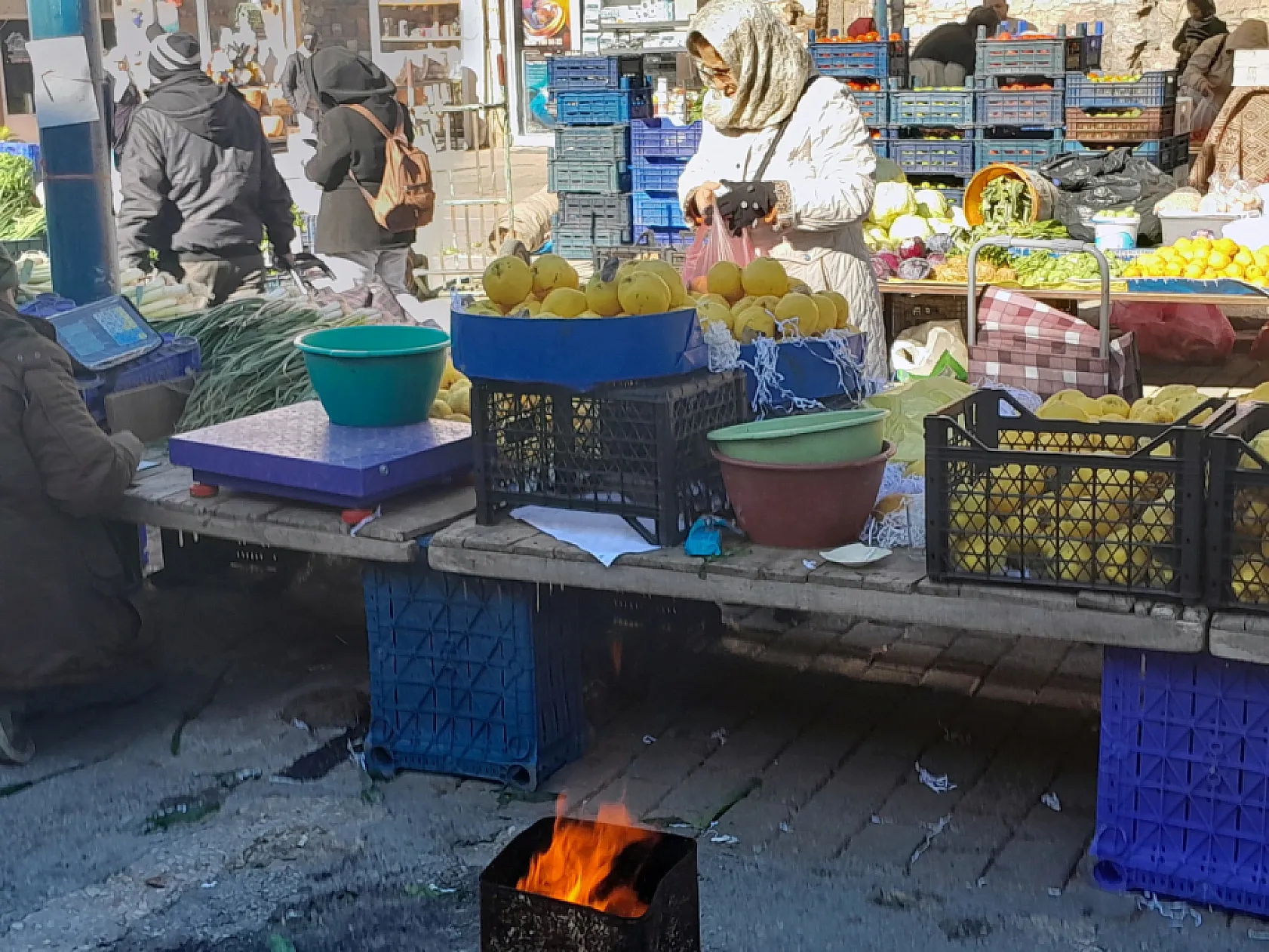 Soğuk pazara vurdu, pazarcılar çareyi ateş yakmakta buldu