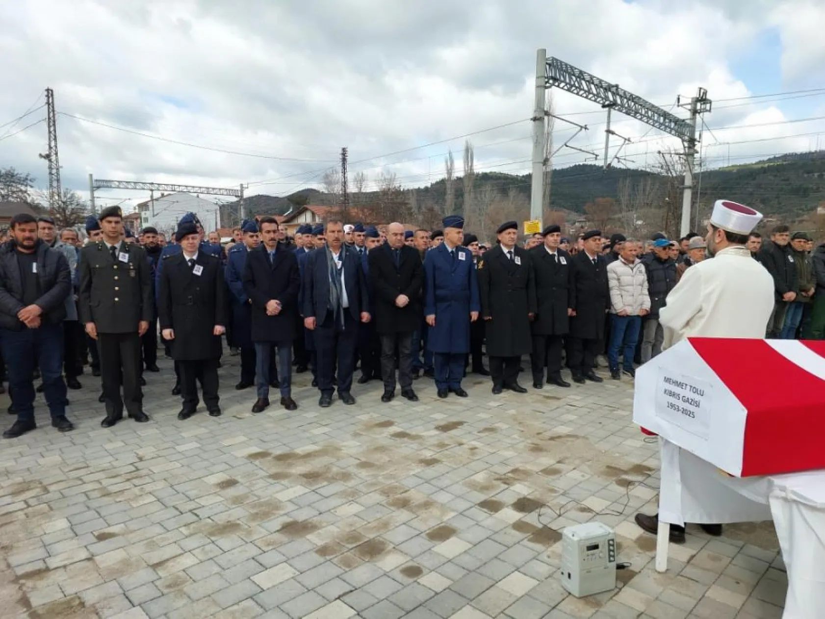 Evinde yanarak hayatını kaybeden Kıbrıs gazisi askeri törenle defnedildi