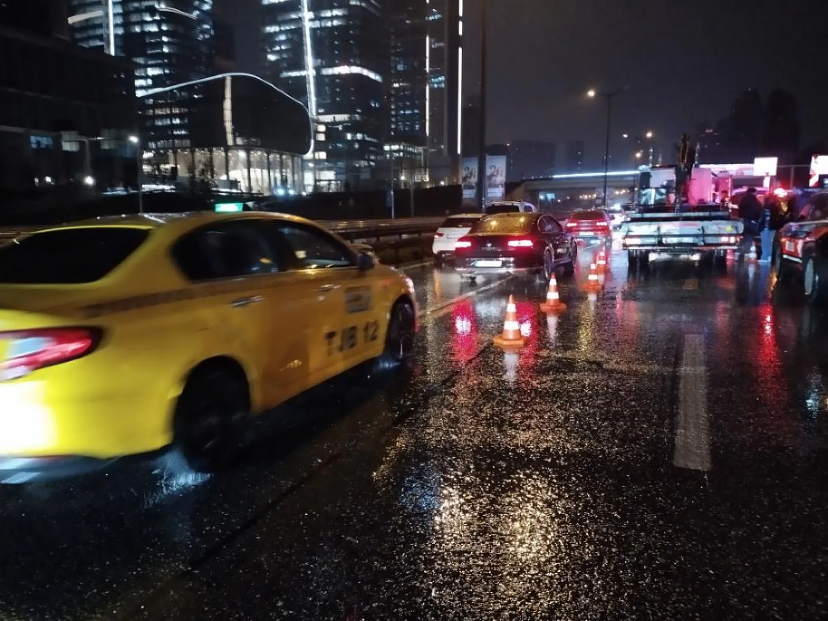 Zincirleme trafik kazası: 1 ölü, 2 yaralı