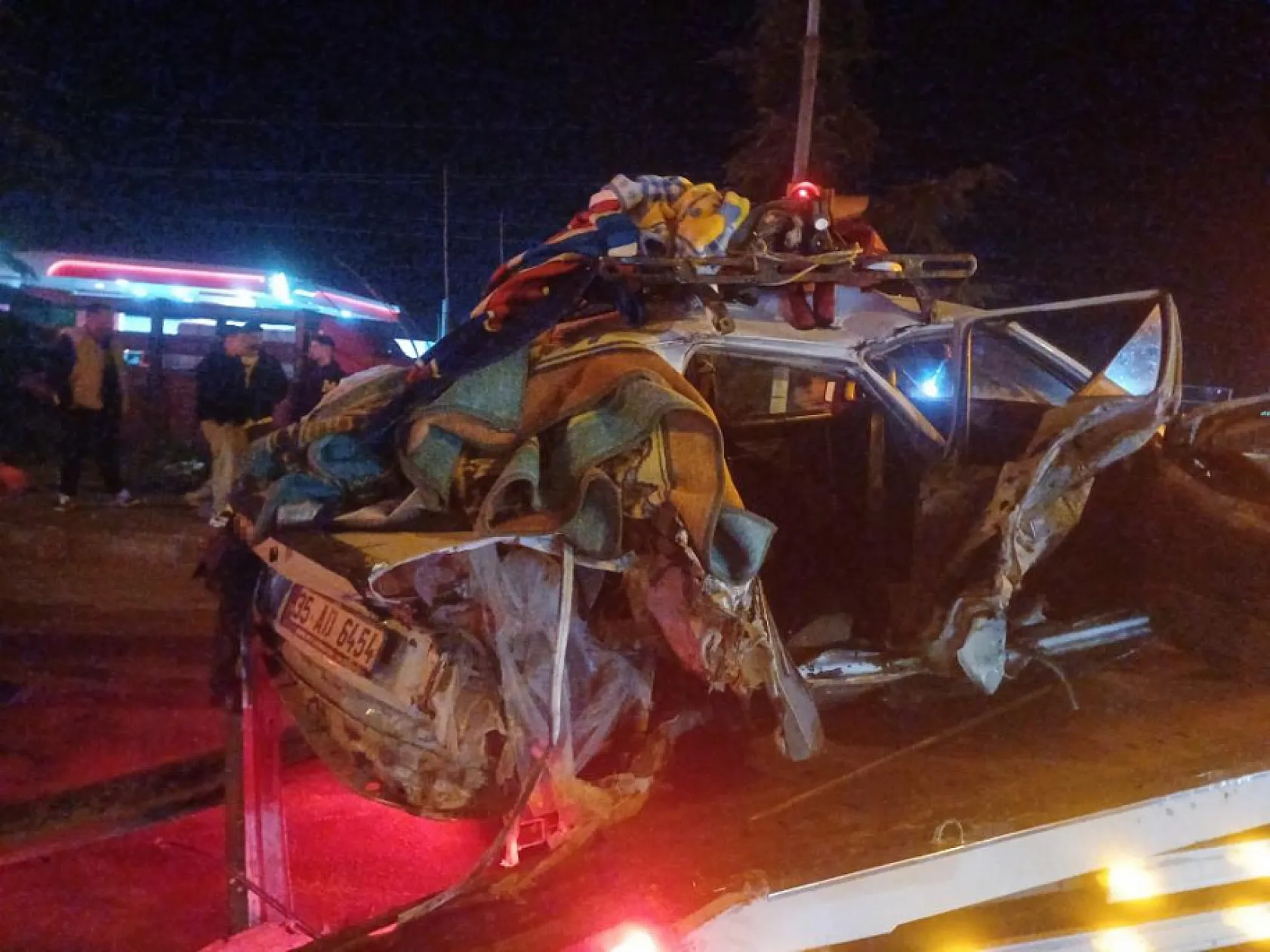 Korkunç kaza: Otomobiller hurdaya döndü, 2 ağır, 5 yaralı