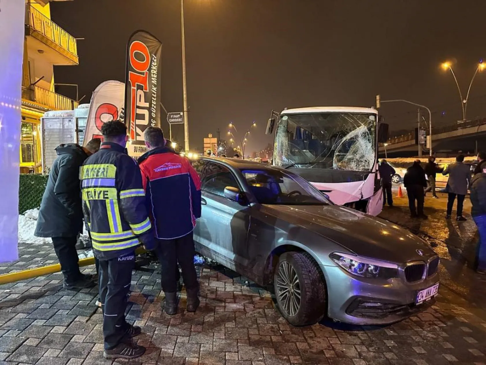 İşçi servisi ışıkta bekleyen 5 araca çarptı: 7 yaralı