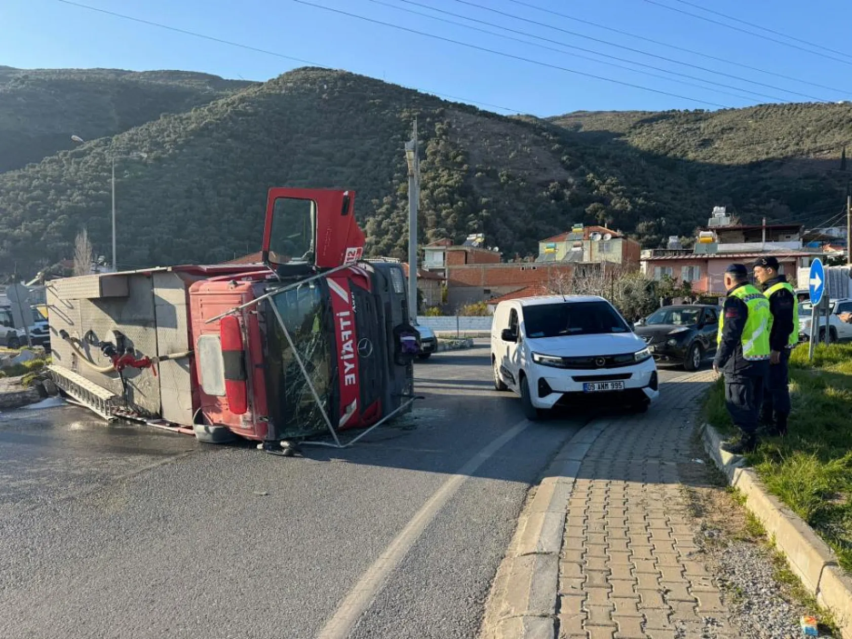 İtfaiye aracı devrildi: 3 yaralı