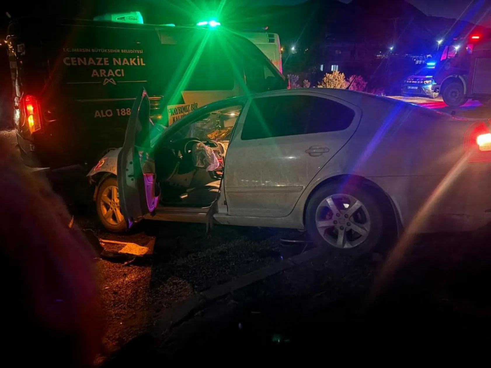 Feci kaza! Karşı şeride geçen tır dehşet saçtı: 1 ölü, 4 yaralı