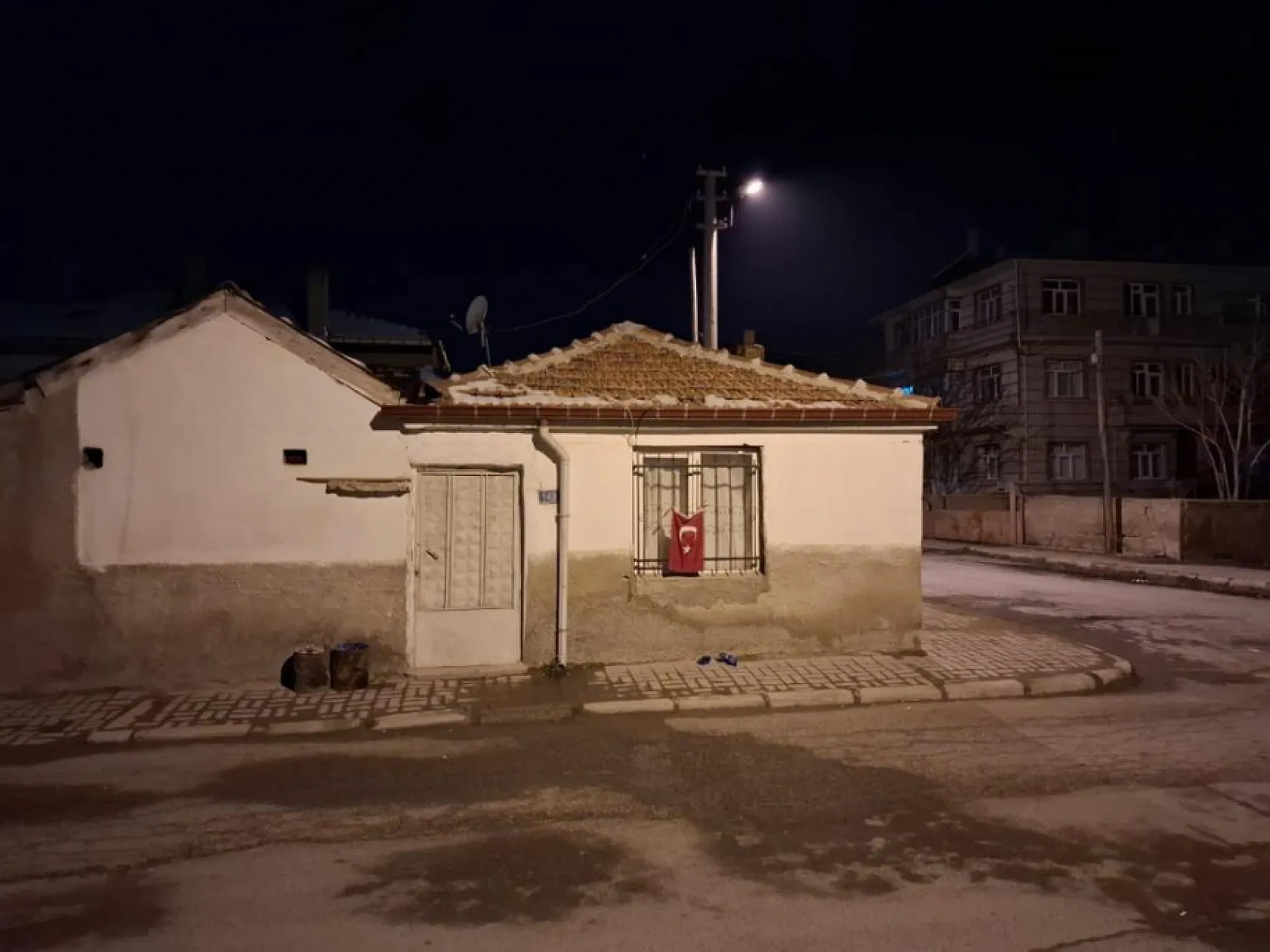 Genç kadın bıçaklanarak öldürüldü
