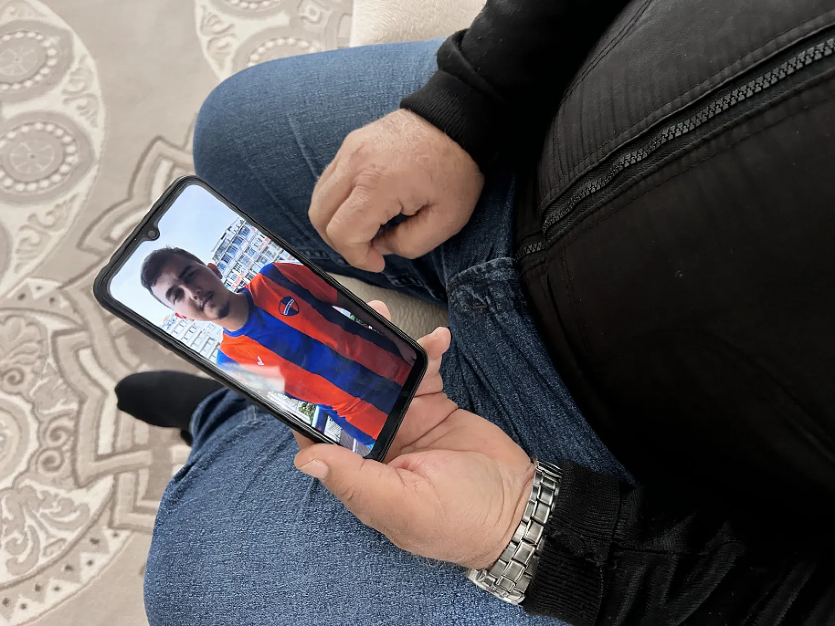Acılı baba maçta açtığı pankartla oğlunun hayalini gerçekleştirdi