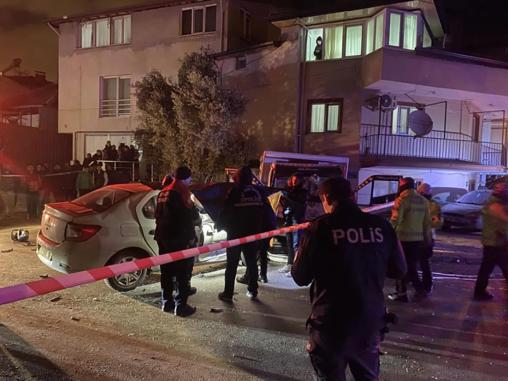Otomobil, park etmeye çalışan kamyonete çarptı, 17 yaşındaki genç hayatını kaybetti