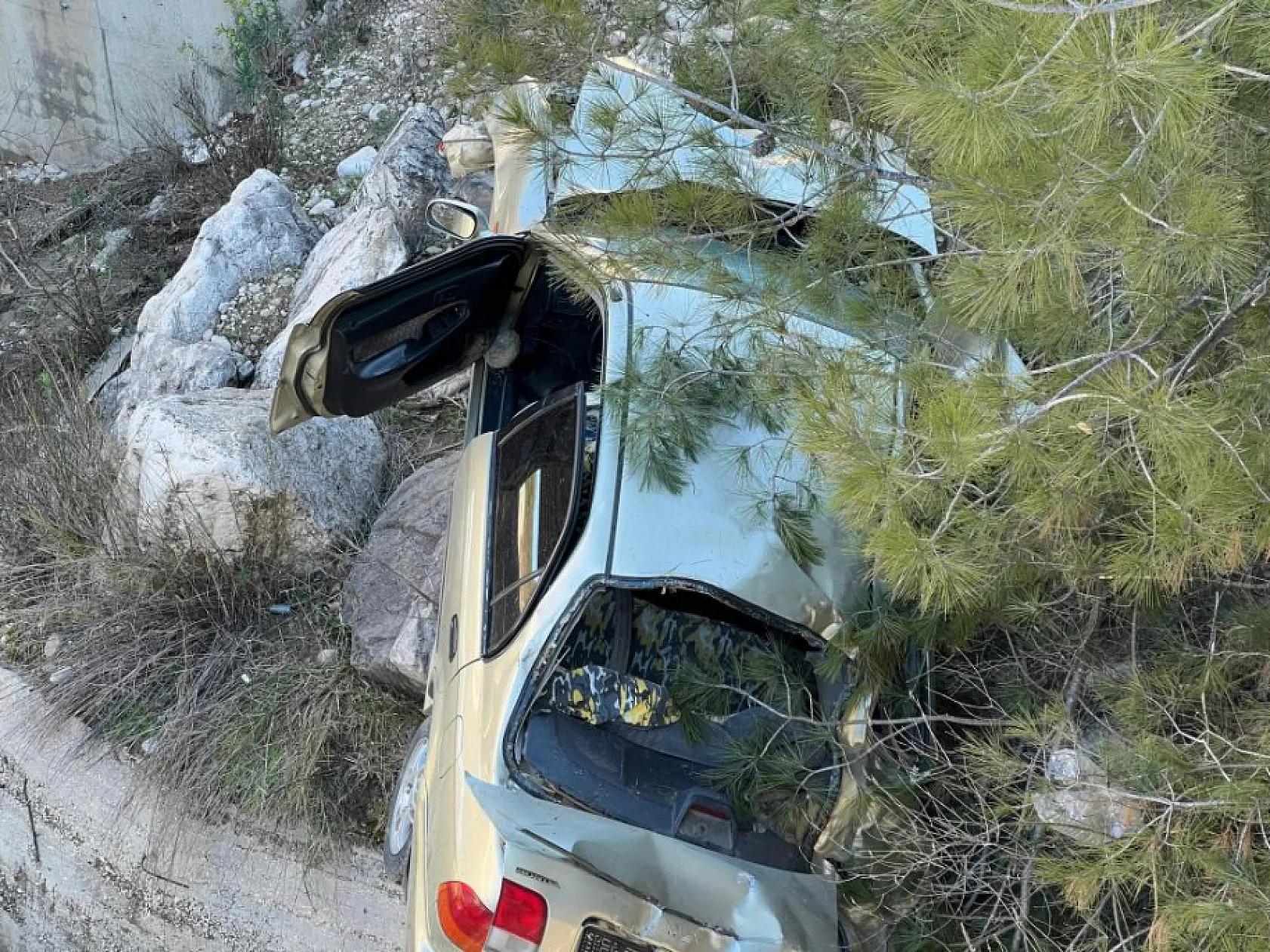 Yoldan çıkan otomobil, köprüden uçtu: 1 ölü