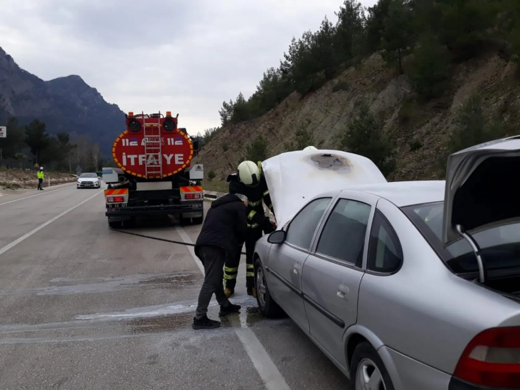 Antalya-Isparta Karayolu'nda! Otomobil seyir halindeyken alev aldı