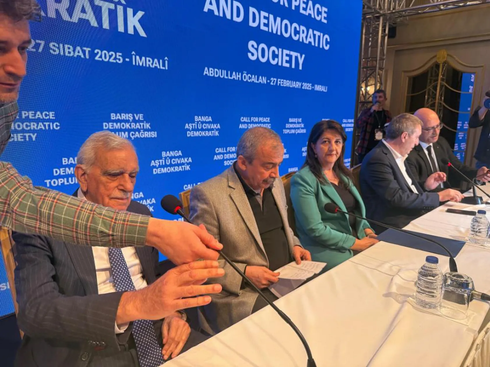 Terörist başı Öcalan'ın çağrısı: 'Tüm gruplar silah bırakmalı ve PKK kendini feshetmelidir'