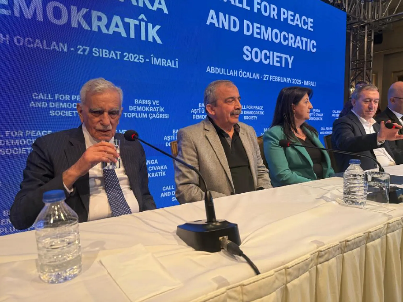 Terörist başı Öcalan'ın çağrısı: 'Tüm gruplar silah bırakmalı ve PKK kendini feshetmelidir'