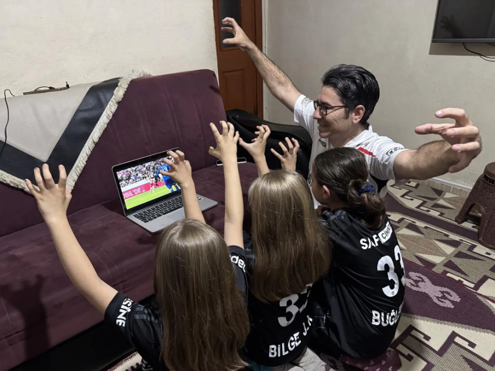Beşiktaşlı baba takımına olan sevgisini kızlarının isimlerinde yaşatıyor