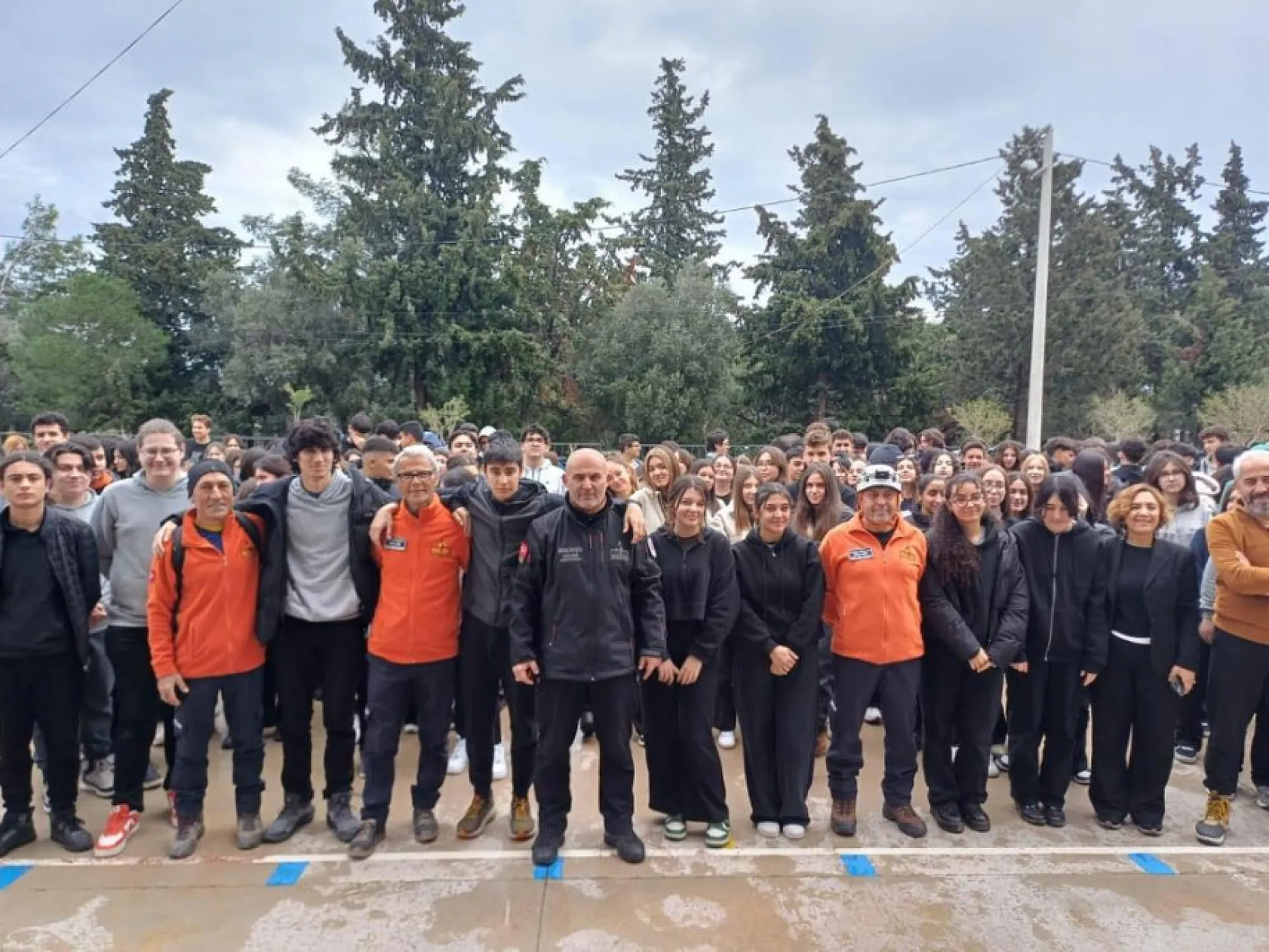 Datça'daki okulda deprem tahliye tatbikatı yapıldı