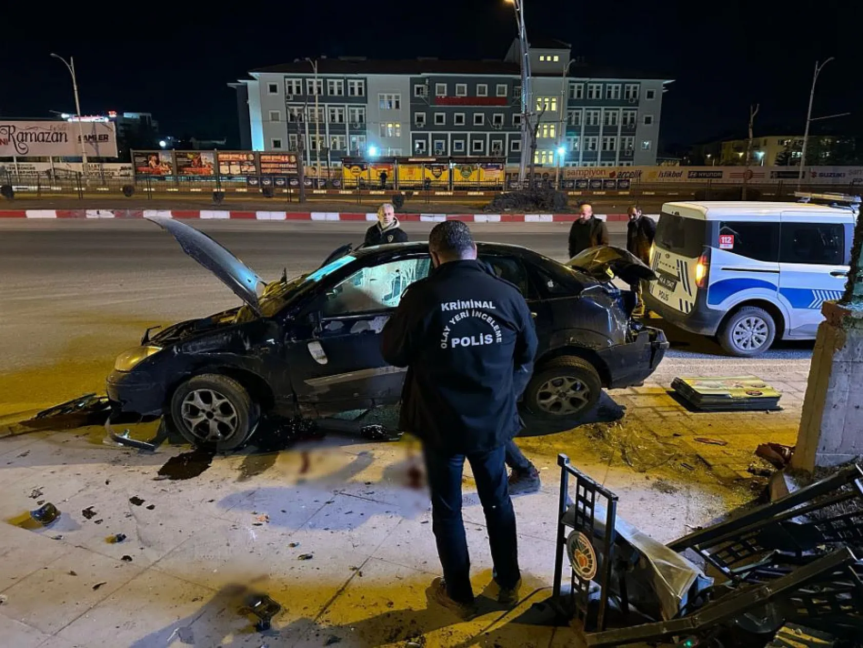 Araç önce kaldırıma, sonra duvara çarptı: 1 ölü, 1 yaralı