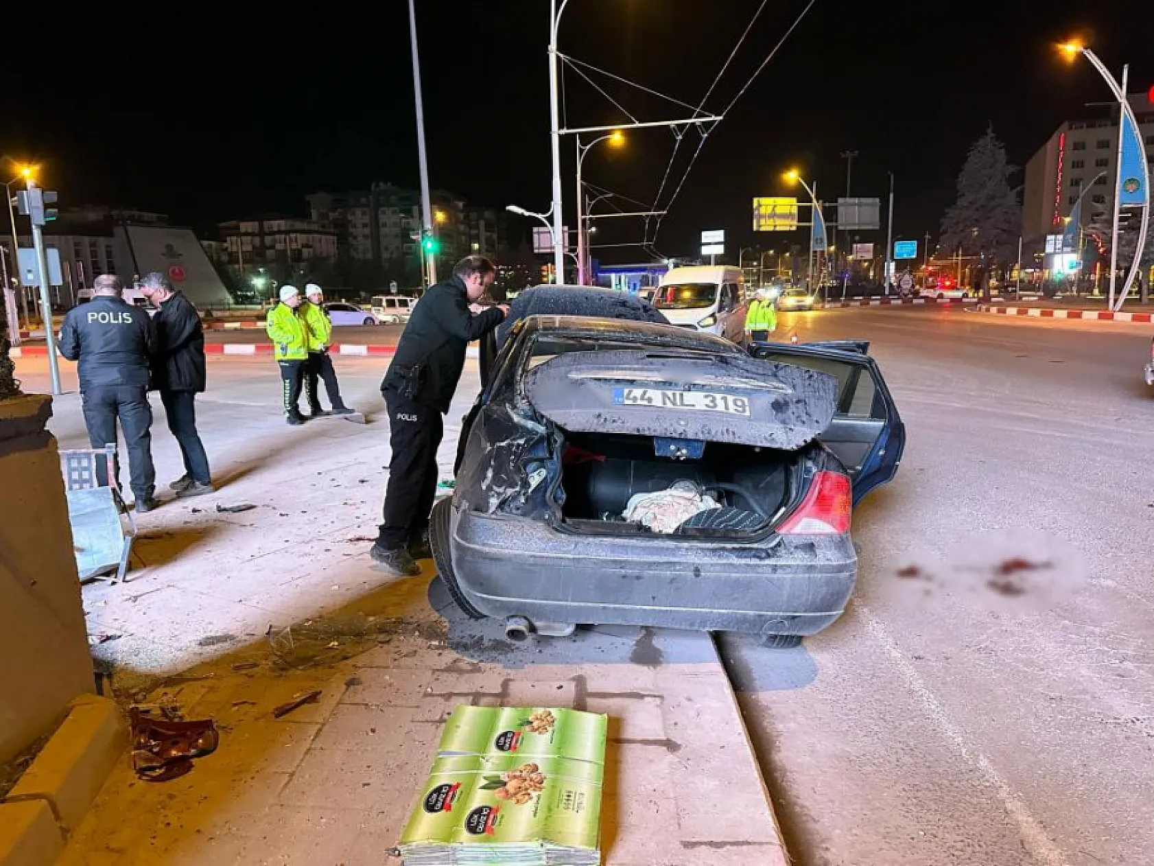 Araç önce kaldırıma, sonra duvara çarptı: 1 ölü, 1 yaralı