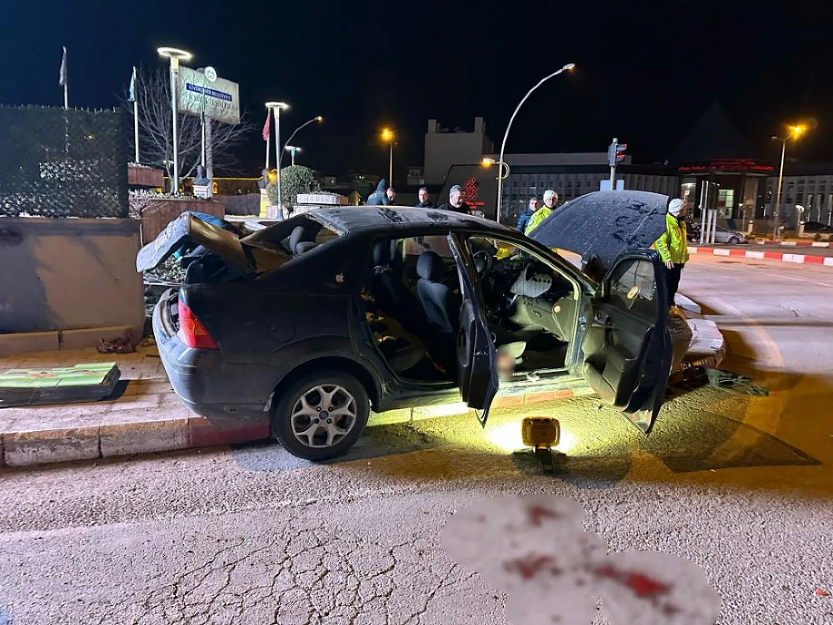 Araç önce kaldırıma, sonra duvara çarptı: 1 ölü, 1 yaralı