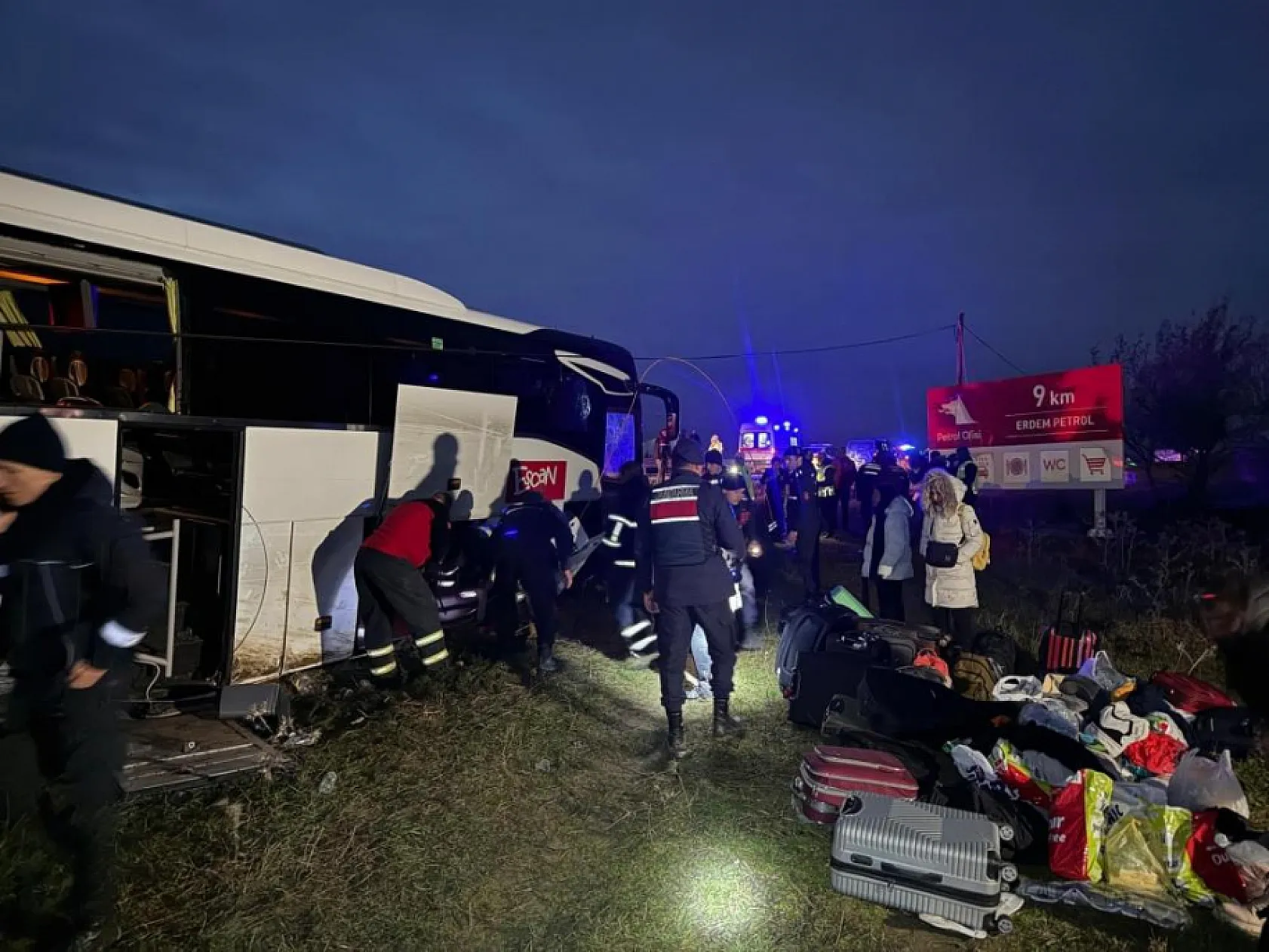 Çanakkale'de korkunç kaza! Sürücü direksiyonda uyudu, 37 yaralı