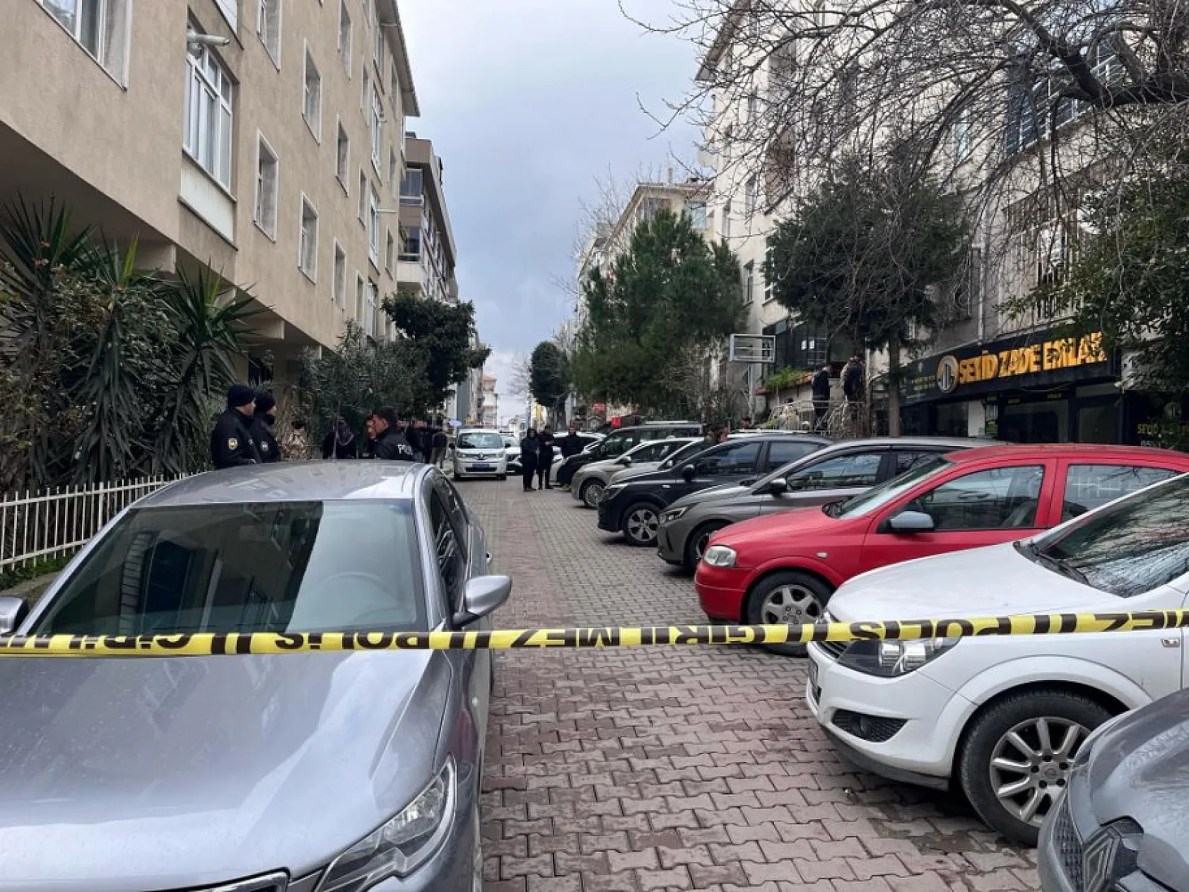 İstanbul'da cinnet getiren baba, eşi ve 3 çocuğunu katletti