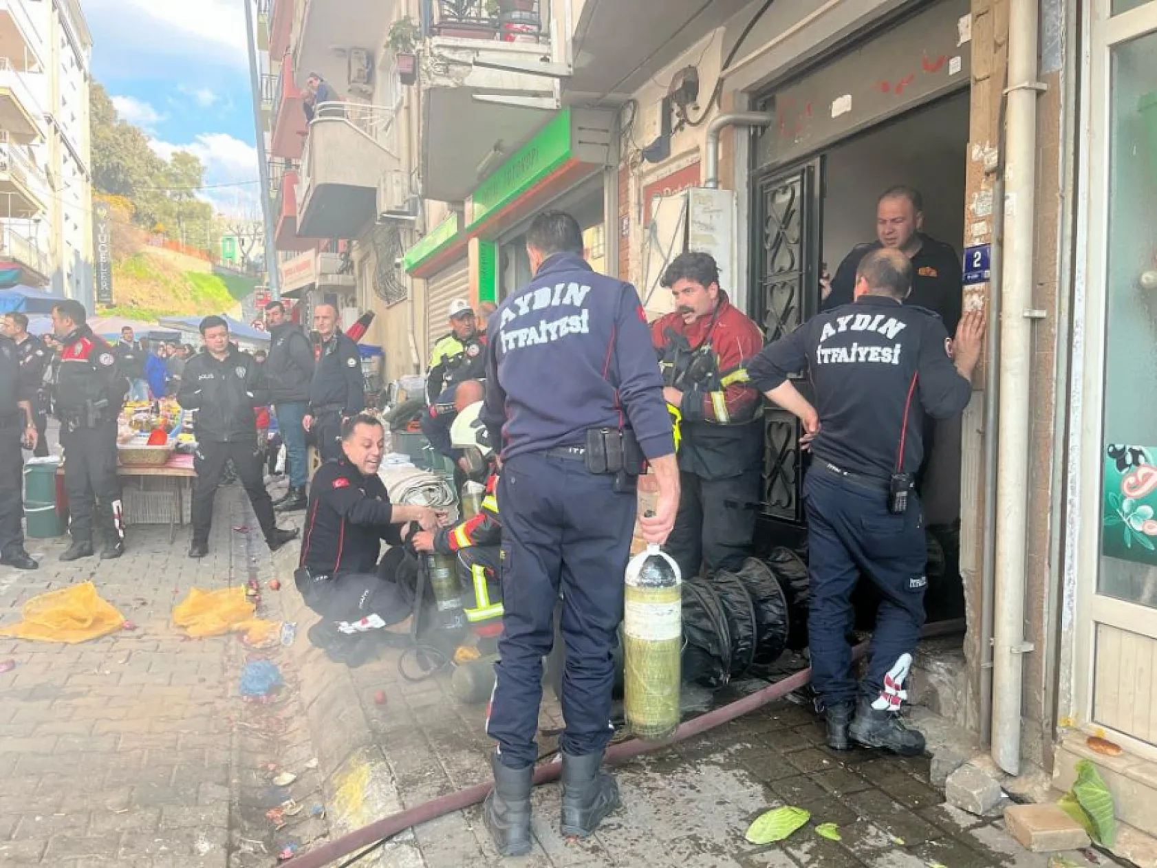 Korkutan ev yangını: Yangında mahsur kalan 3 kişi esnafın yardımıyla kurtarıldı