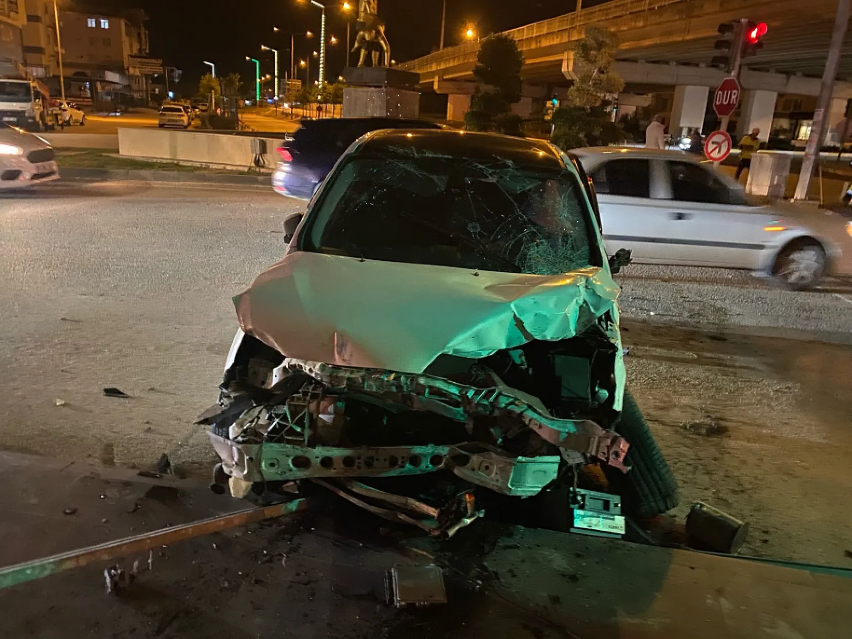 Tofaş otomobilin hurdaya döndüğü kazada 1'i ağır 3 kişi yaralandı